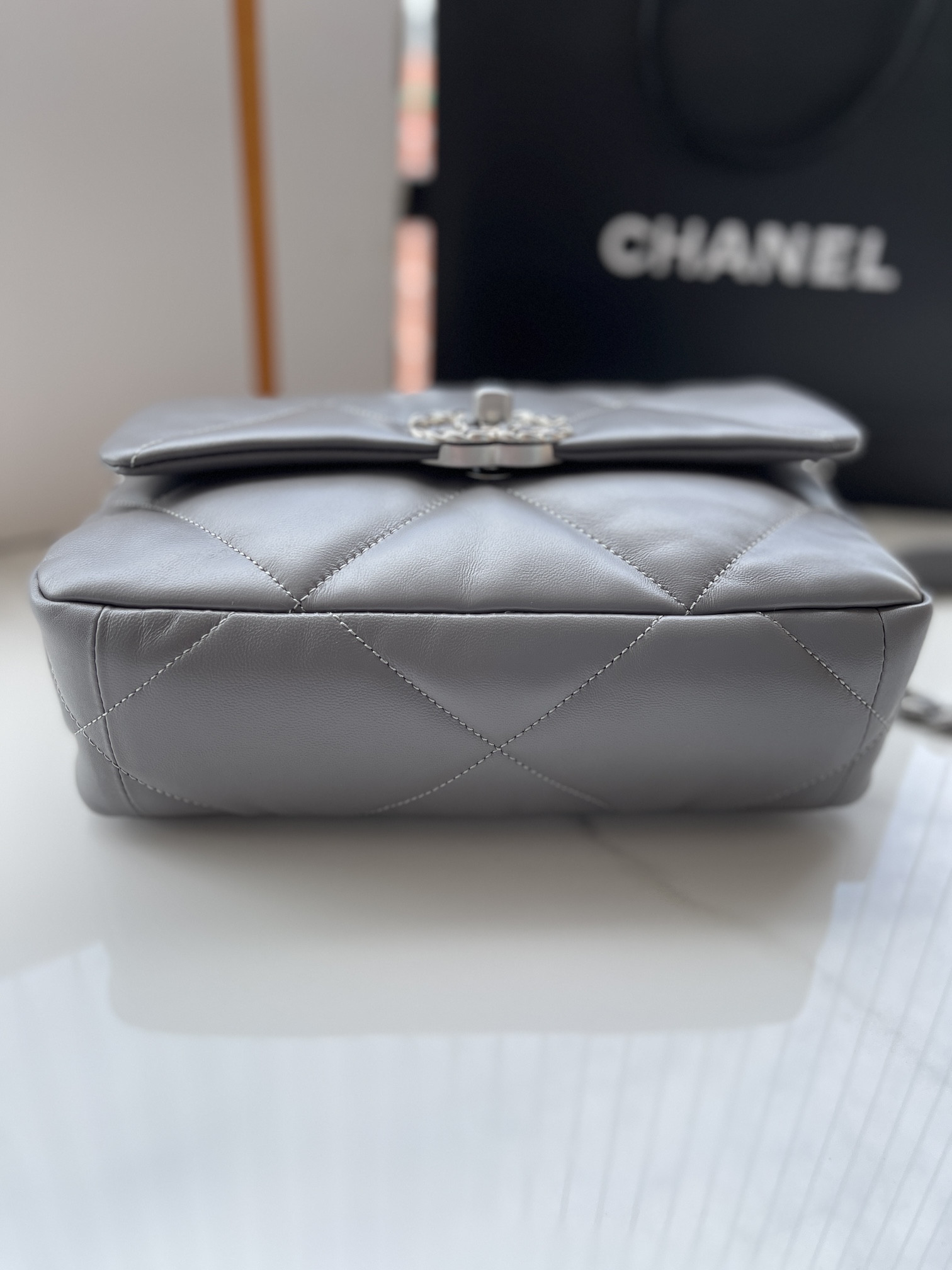 CHANEL 19 HANDBAG Shiny Leather, Gold-Tone, Silver-Tone Ruthenium-Finish Metal Dark Gray 6.2 * 10.1 * 3.5 in - Image 5