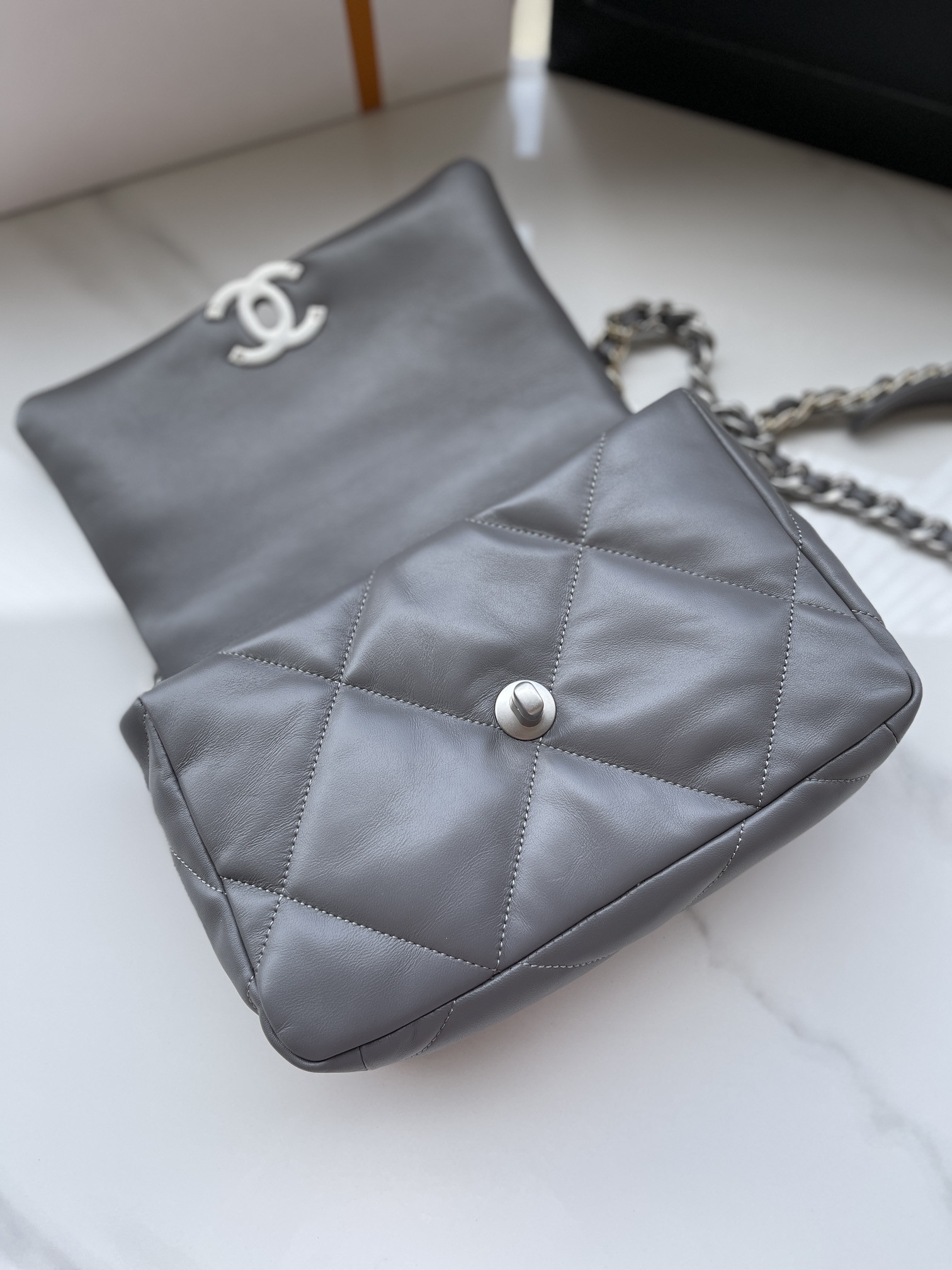 CHANEL 19 HANDBAG Shiny Leather, Gold-Tone, Silver-Tone Ruthenium-Finish Metal Dark Gray 6.2 * 10.1 * 3.5 in - Image 6