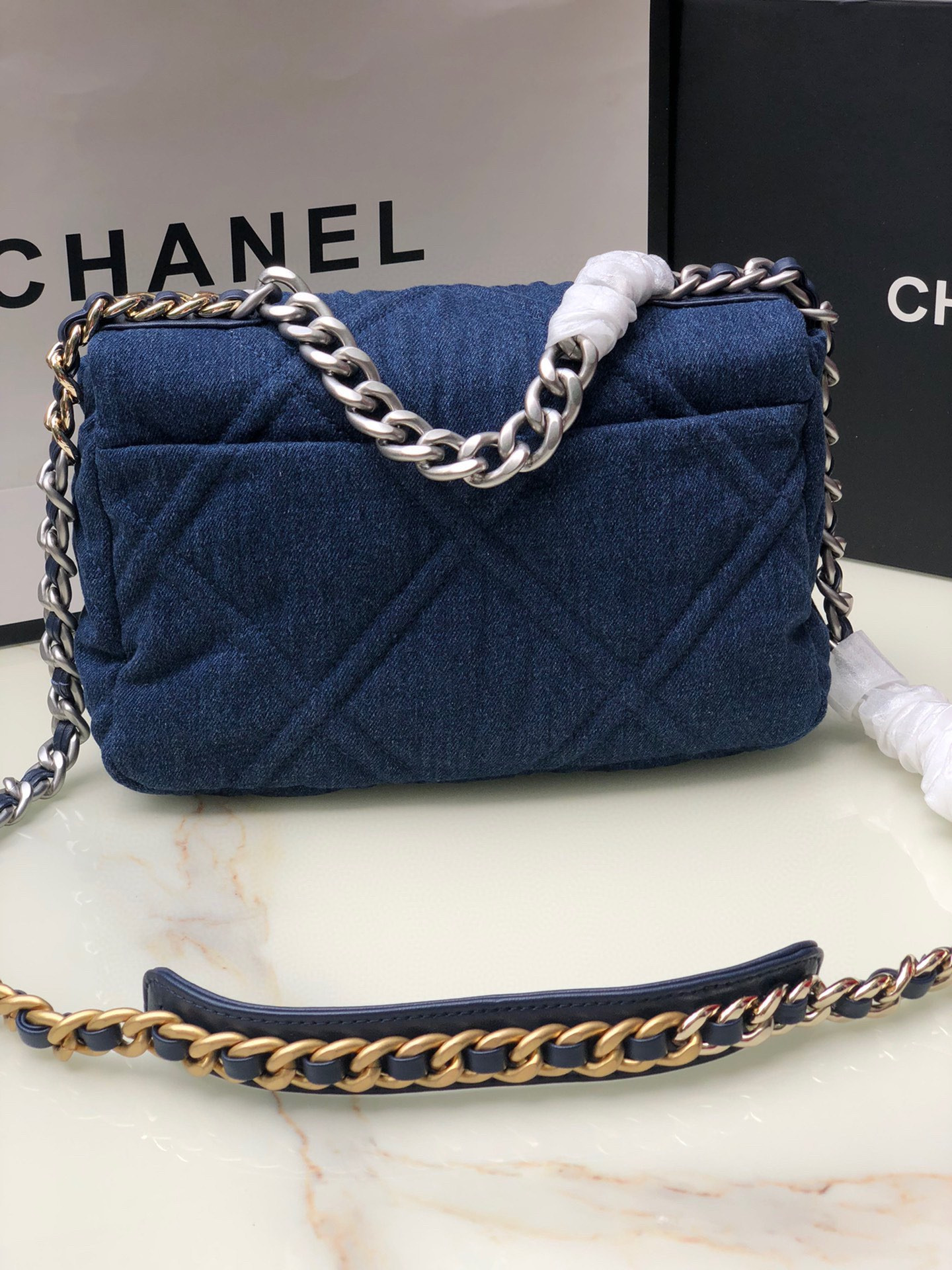 CHANEL 19 HANDBAG, Gold-Tone, Silver-Tone Ruthenium-Finish Metal Navy 6.2 * 10.1 * 3.5 in - Image 4