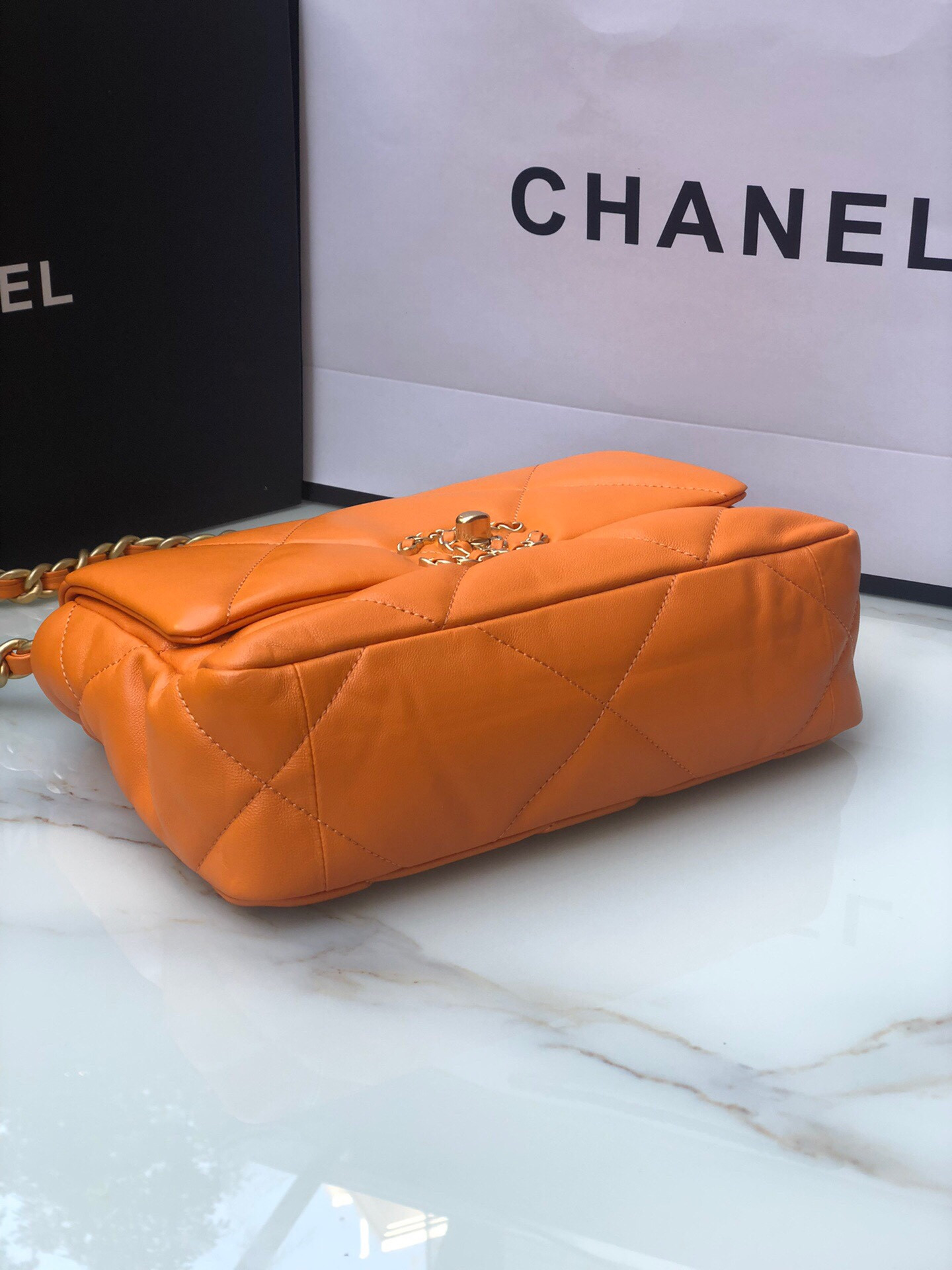CHANEL 19 HANDBAG Shiny Leather, Gold-Tone, Silver-Tone Ruthenium-Finish Metal Orange 6.2 * 10.1 * 3.5 in - Image 5