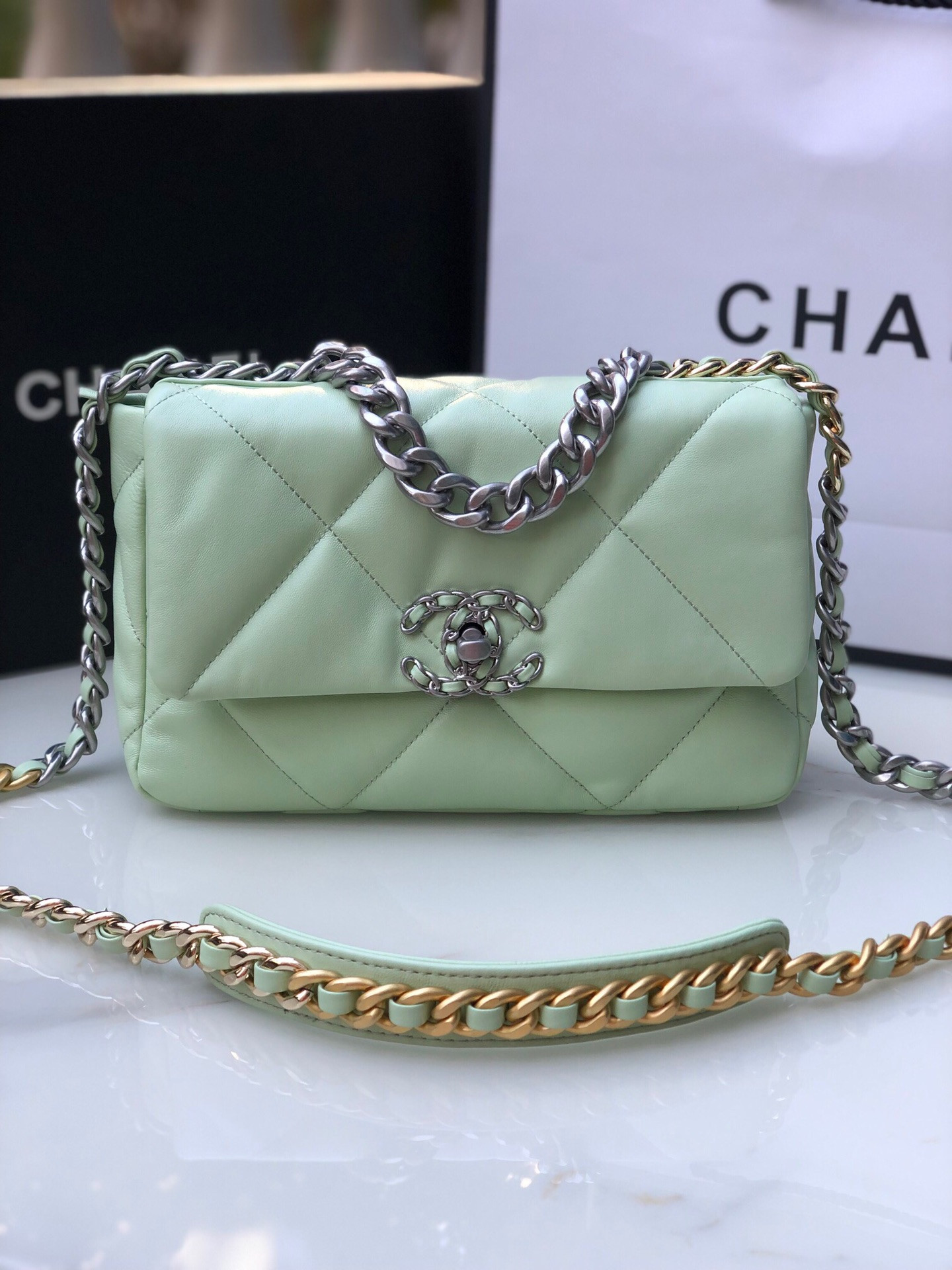 CHANEL 19 HANDBAG Shiny Leather, Gold-Tone, Silver-Tone Ruthenium-Finish Metal Green 6.2 * 10.1 * 3.5 in