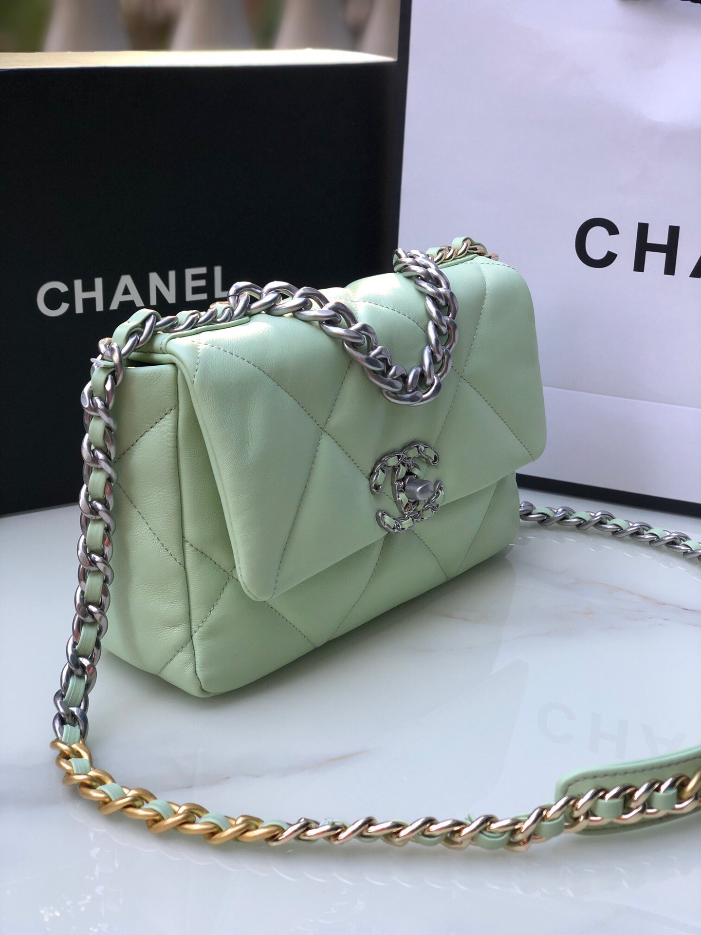 CHANEL 19 HANDBAG Shiny Leather, Gold-Tone, Silver-Tone Ruthenium-Finish Metal Green 6.2 * 10.1 * 3.5 in - Image 3