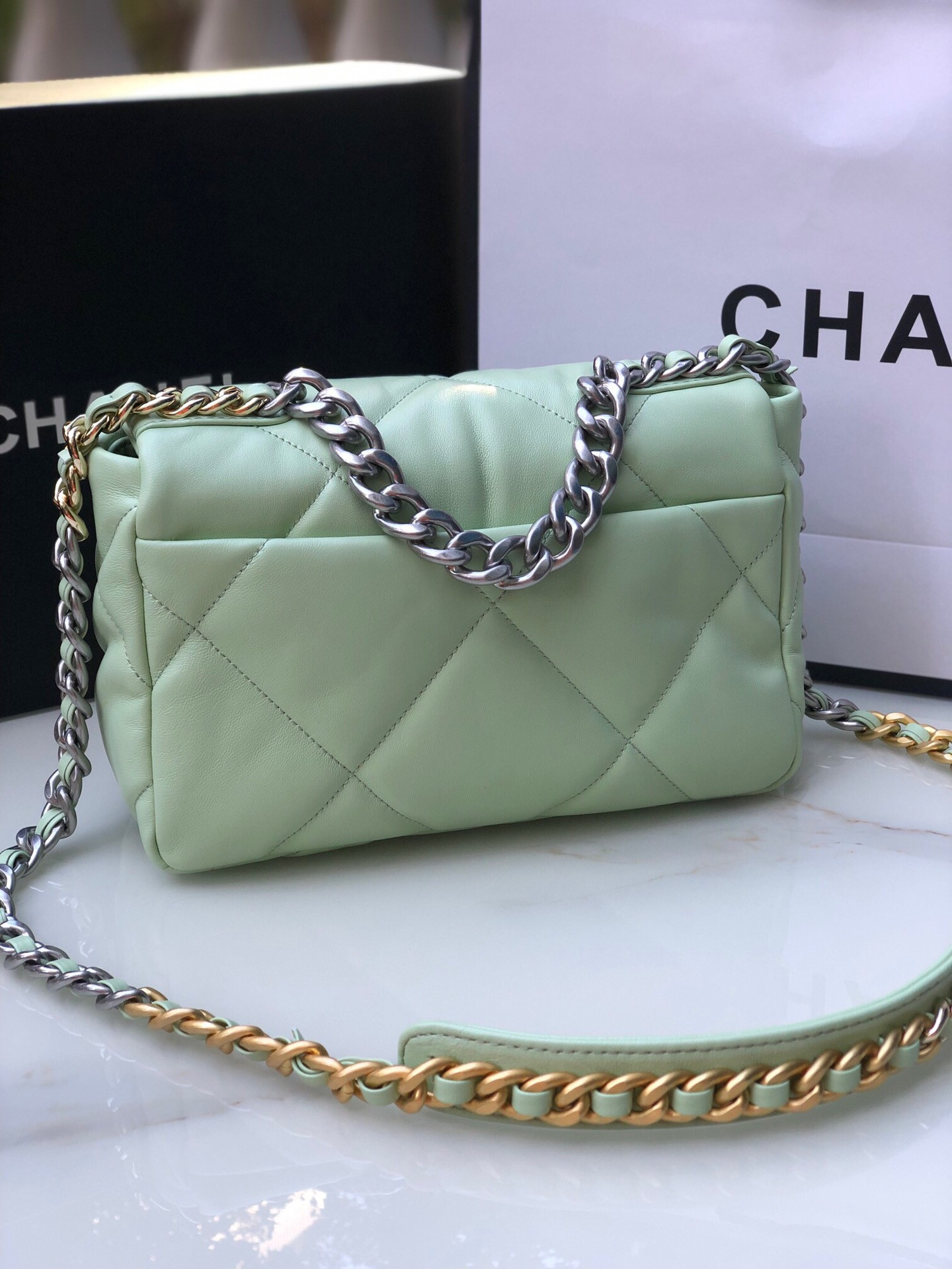 CHANEL 19 HANDBAG Shiny Leather, Gold-Tone, Silver-Tone Ruthenium-Finish Metal Green 6.2 * 10.1 * 3.5 in - Image 4