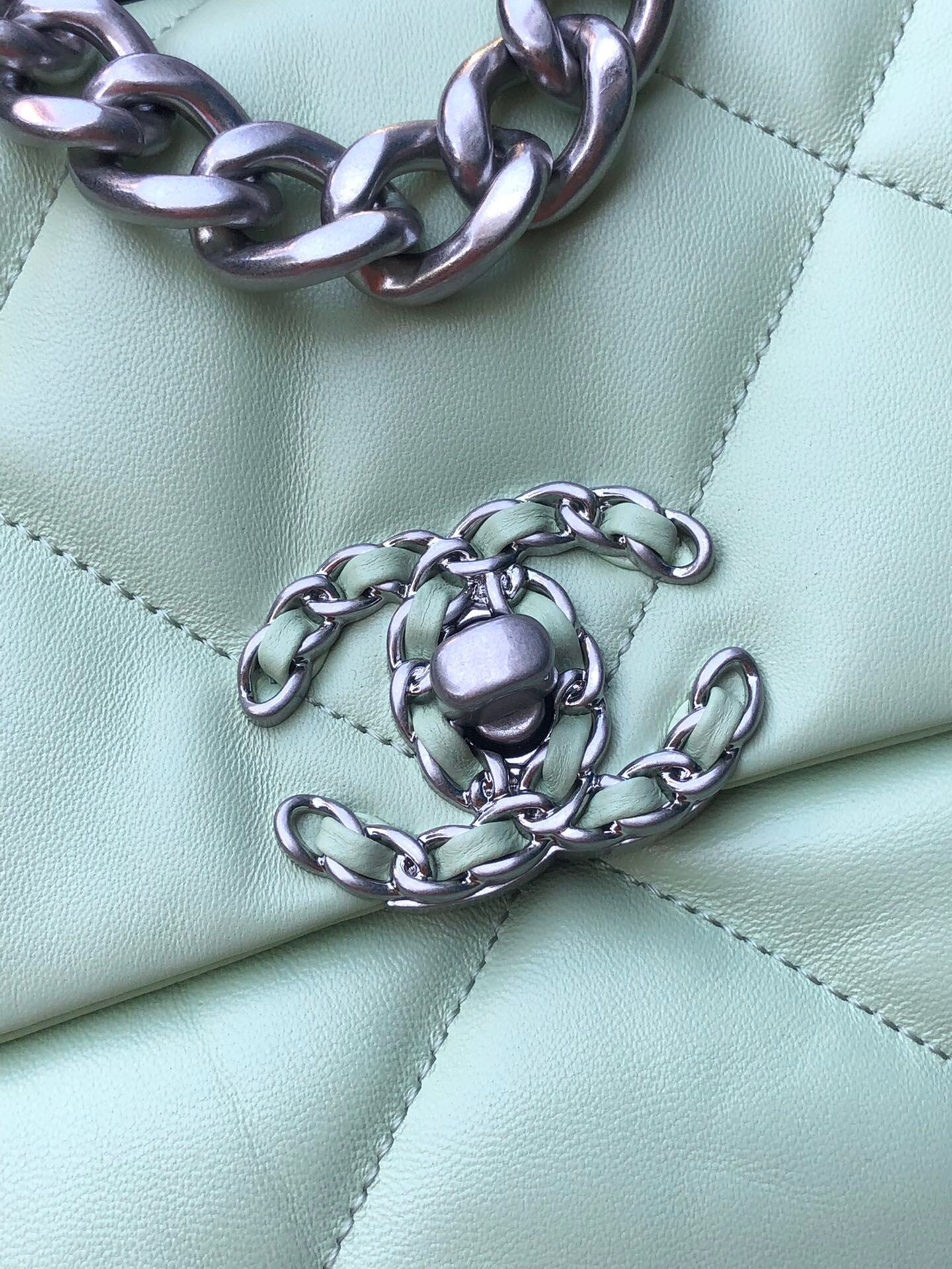 CHANEL 19 HANDBAG Shiny Leather, Gold-Tone, Silver-Tone Ruthenium-Finish Metal Green 6.2 * 10.1 * 3.5 in - Image 6