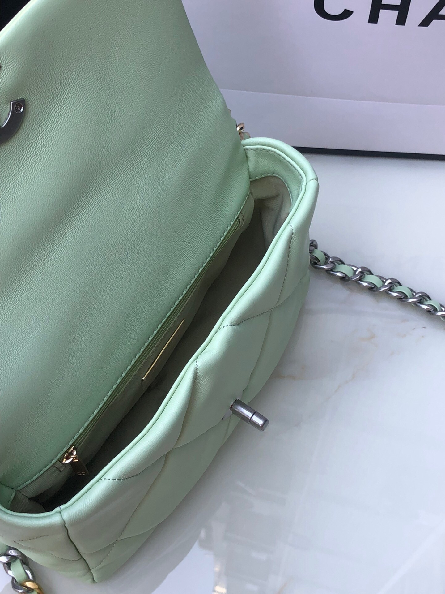 CHANEL 19 HANDBAG Shiny Leather, Gold-Tone, Silver-Tone Ruthenium-Finish Metal Green 6.2 * 10.1 * 3.5 in - Image 8
