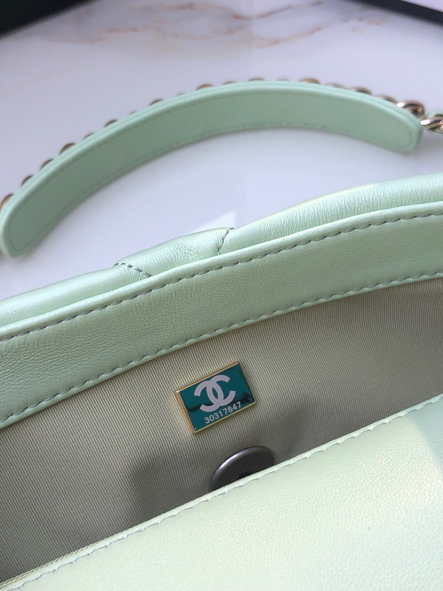 CHANEL 19 HANDBAG Shiny Leather, Gold-Tone, Silver-Tone Ruthenium-Finish Metal Green 6.2 * 10.1 * 3.5 in - Image 9