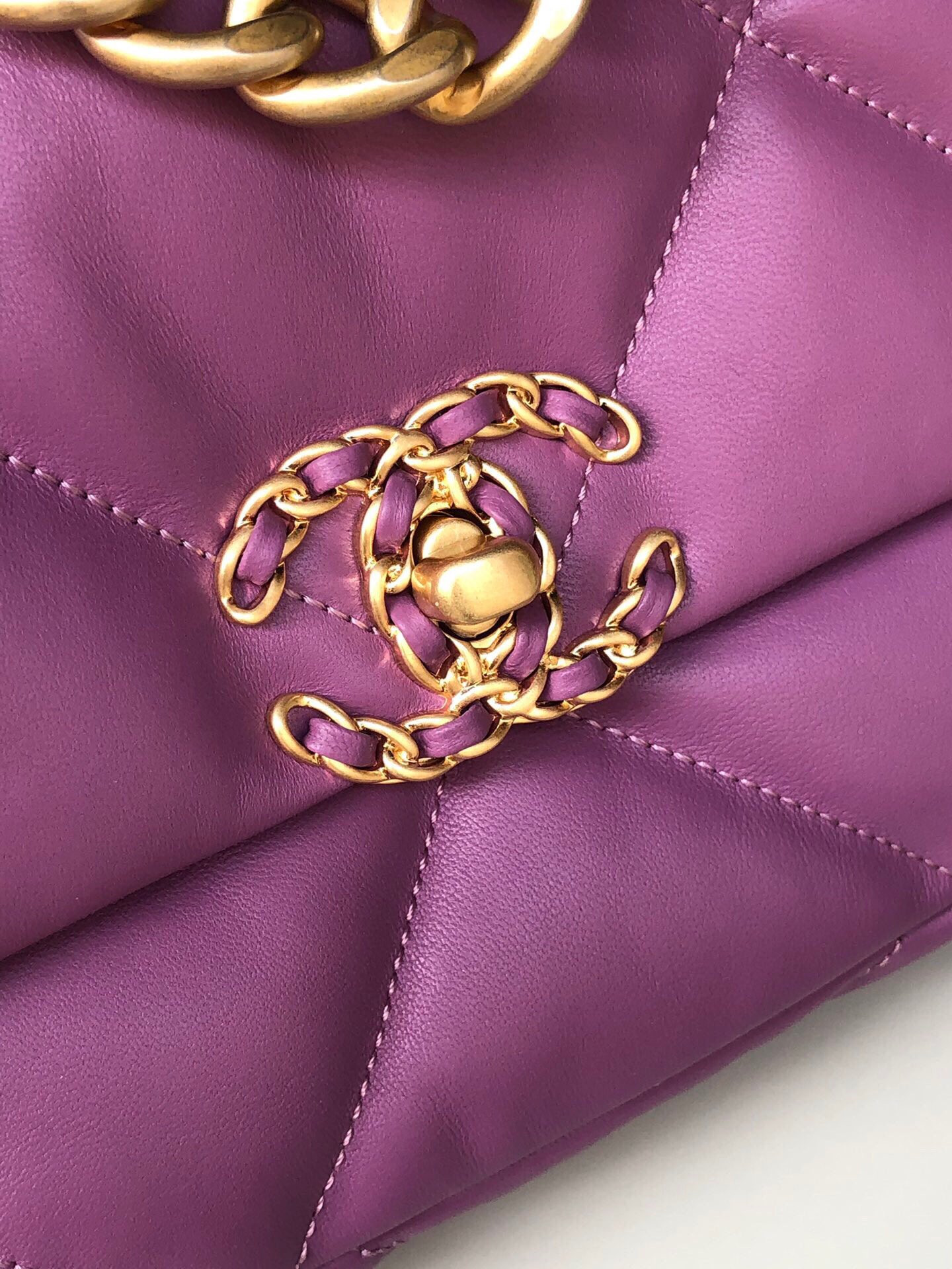 CHANEL 19 HANDBAG Shiny Leather, Gold-Tone, Silver-Tone Ruthenium-Finish Metal Purple 6.2 * 10.1 * 3.5 in - Image 6