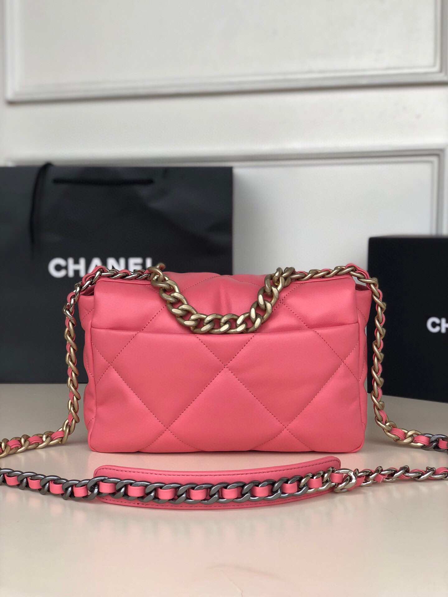 CHANEL 19 HANDBAG Shiny Leather, Gold-Tone, Silver-Tone Ruthenium-Finish Metal Pink 6.2 * 10.1 * 3.5 in - Image 4