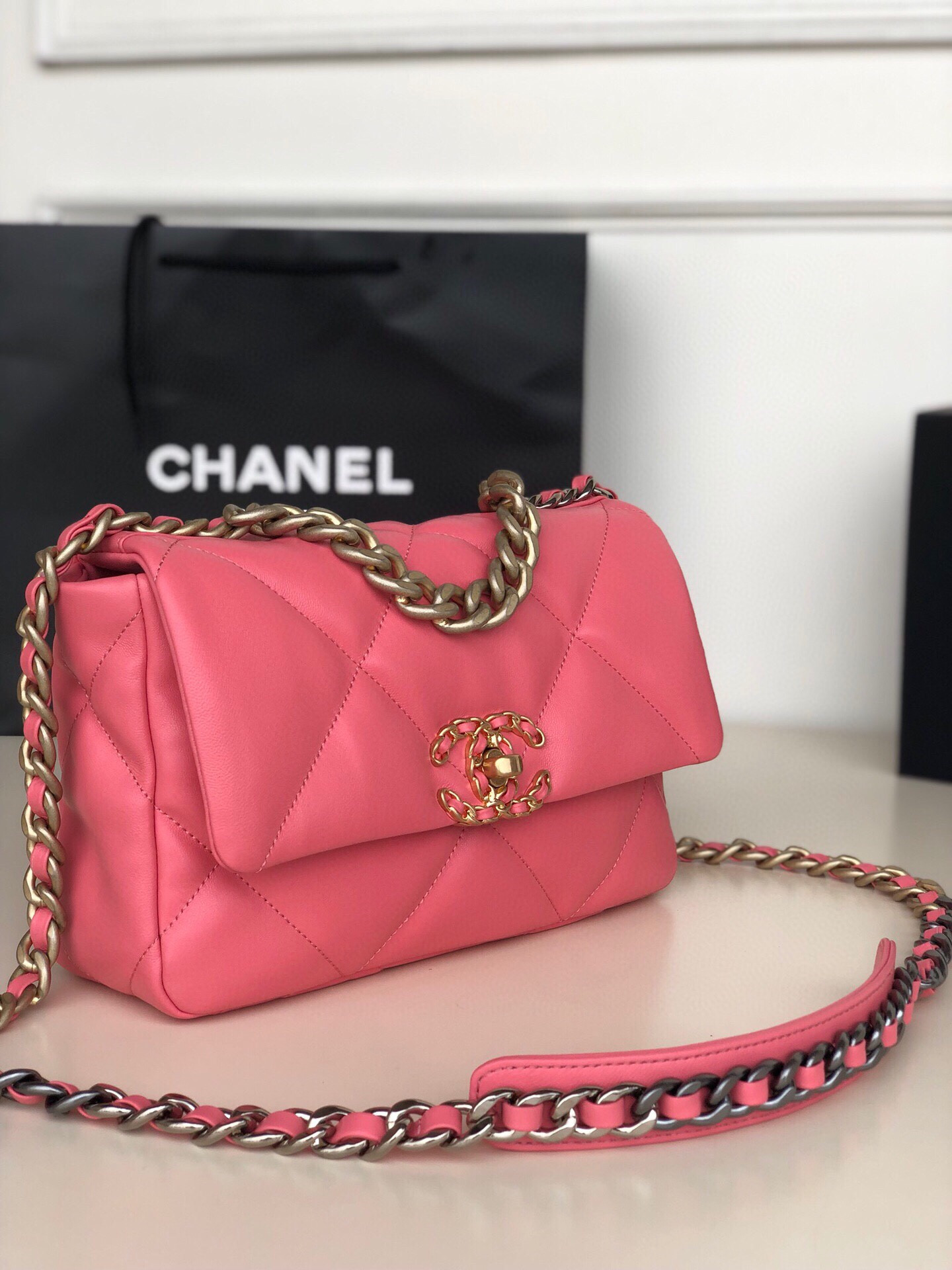 CHANEL 19 HANDBAG Shiny Leather, Gold-Tone, Silver-Tone Ruthenium-Finish Metal Pink 6.2 * 10.1 * 3.5 in - Image 5