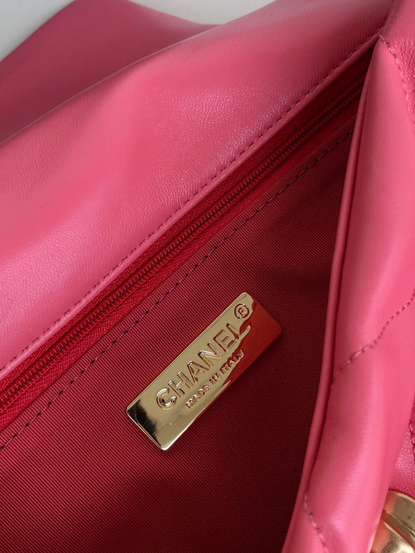 CHANEL 19 HANDBAG Shiny Leather, Gold-Tone, Silver-Tone Ruthenium-Finish Metal Pink 6.2 * 10.1 * 3.5 in - Image 9