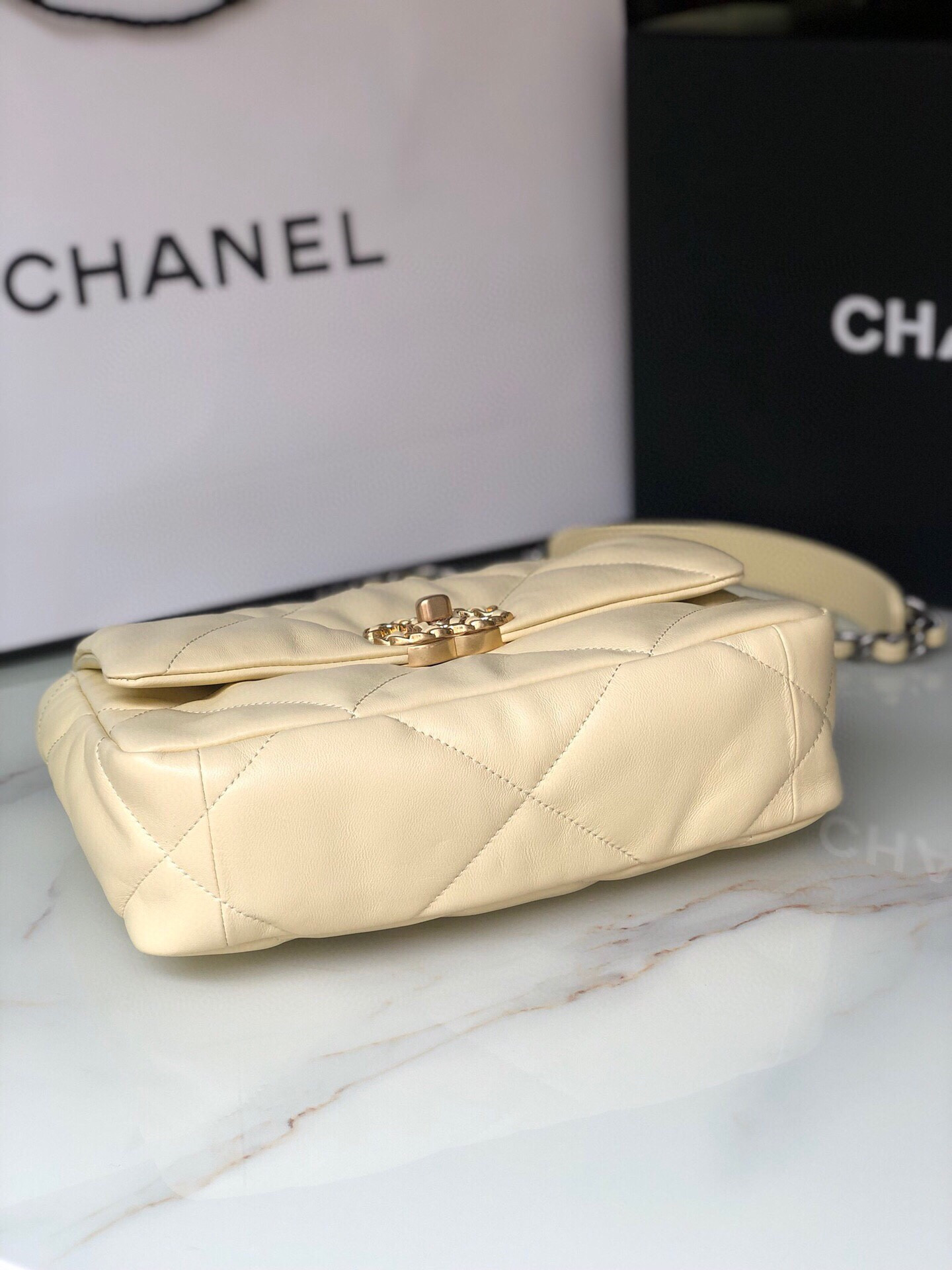 CHANEL 19 HANDBAG Shiny Leather, Gold-Tone, Silver-Tone Ruthenium-Finish Metal Dark Yellow 6.2 * 10.1 * 3.5 in - Image 5