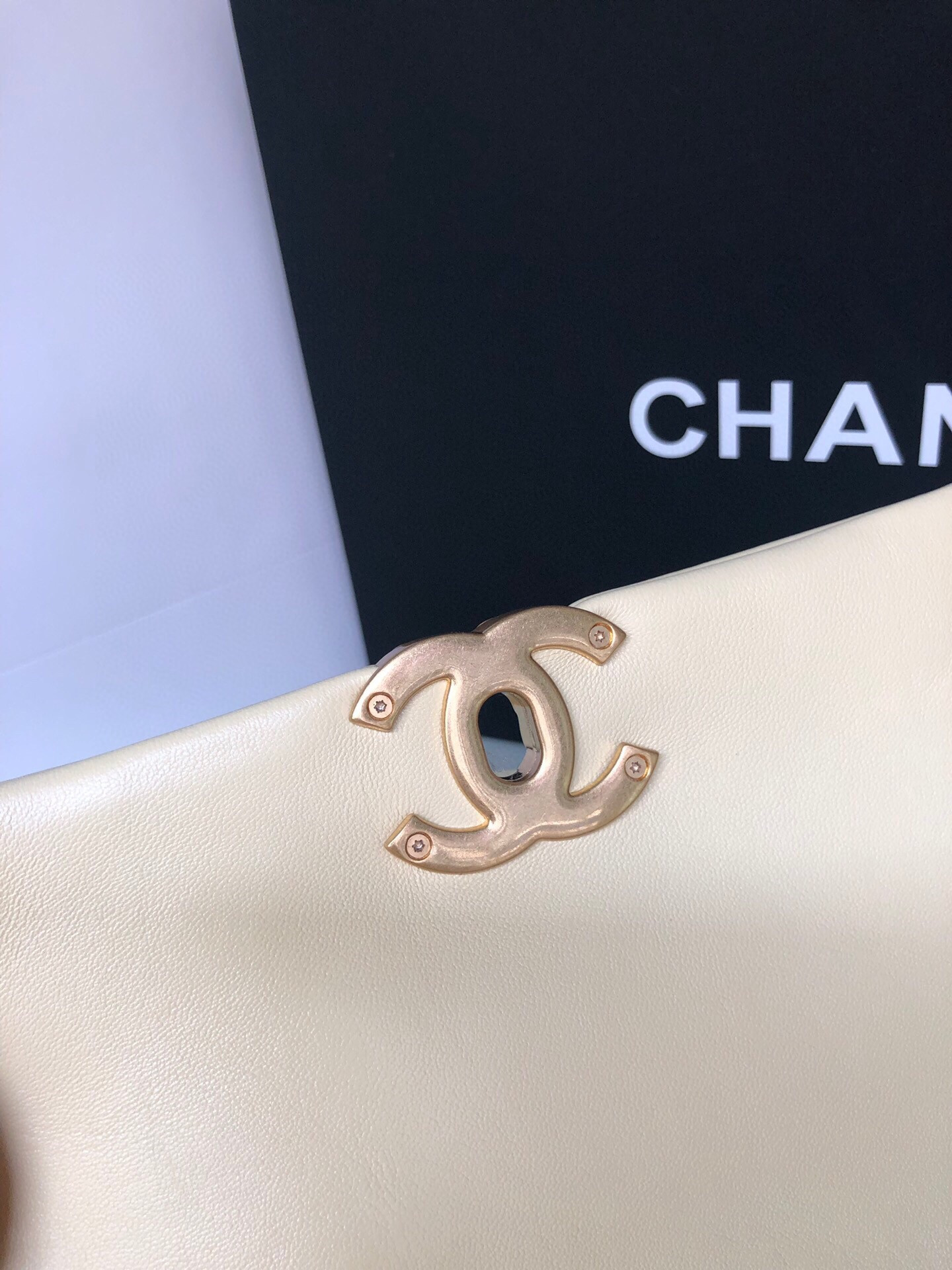 CHANEL 19 HANDBAG Shiny Leather, Gold-Tone, Silver-Tone Ruthenium-Finish Metal Dark Yellow 6.2 * 10.1 * 3.5 in - Image 7