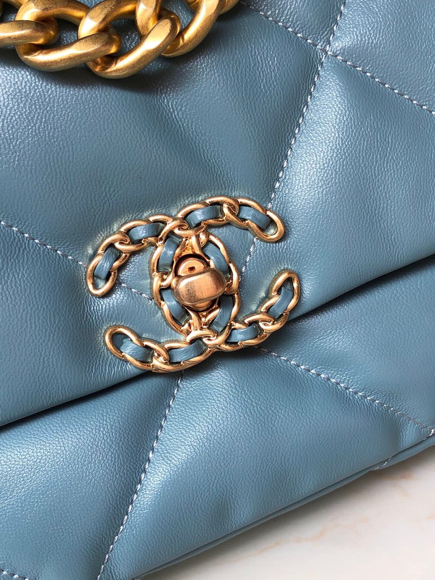 CHANEL 19 HANDBAG Shiny Leather, Gold-Tone, Silver-Tone Ruthenium-Finish Metal Blue 6.2 * 10.1 * 3.5 in - Image 6