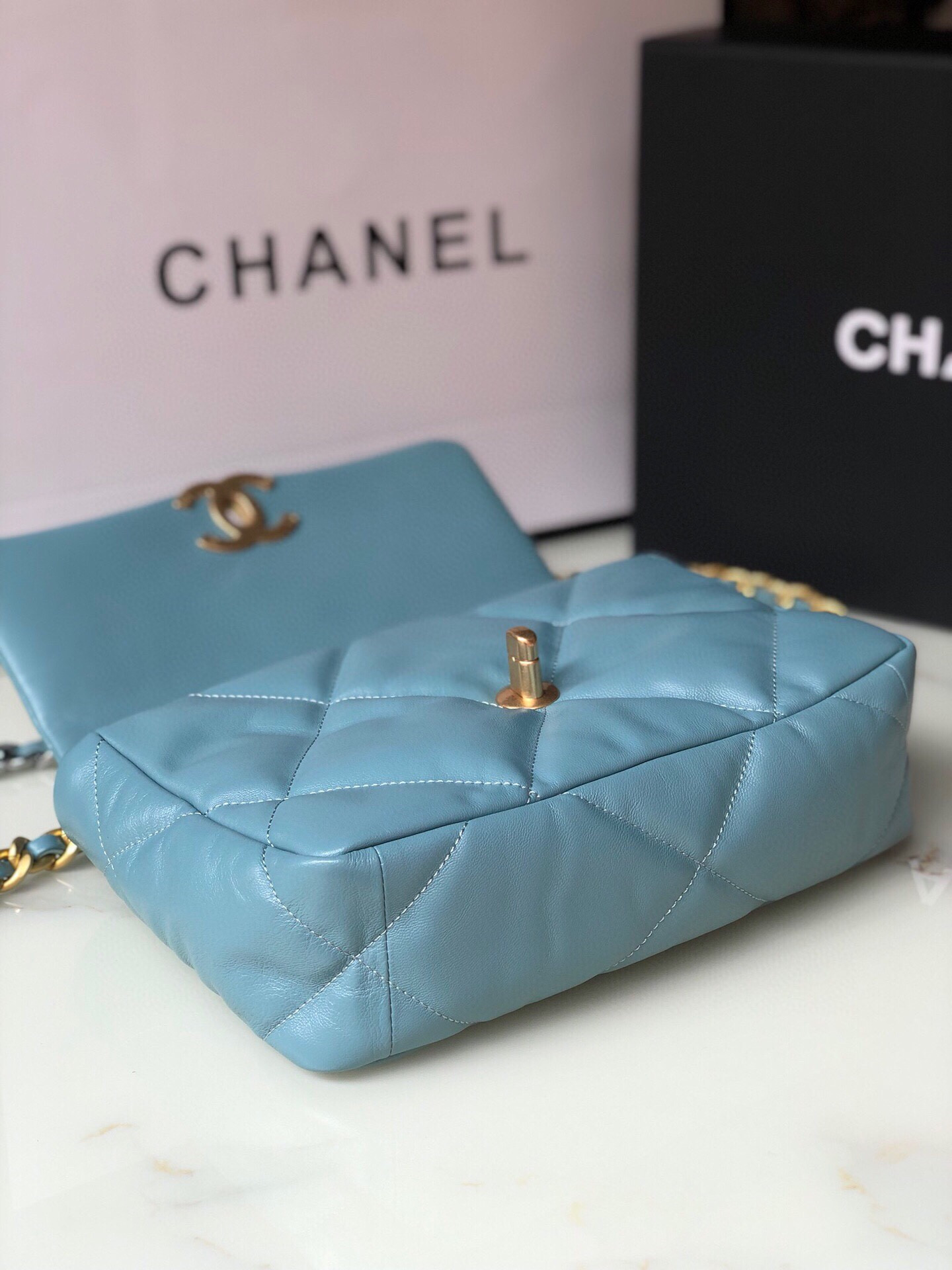 CHANEL 19 HANDBAG Shiny Leather, Gold-Tone, Silver-Tone Ruthenium-Finish Metal Blue 6.2 * 10.1 * 3.5 in - Image 8