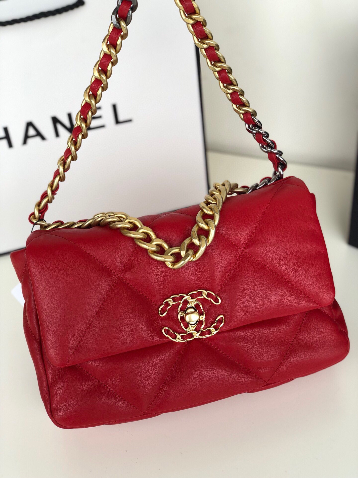 CHANEL 19 HANDBAG Shiny Leather, Gold-Tone, Silver-Tone Ruthenium-Finish Metal Red 6.2 * 10.1 * 3.5 in - Image 5