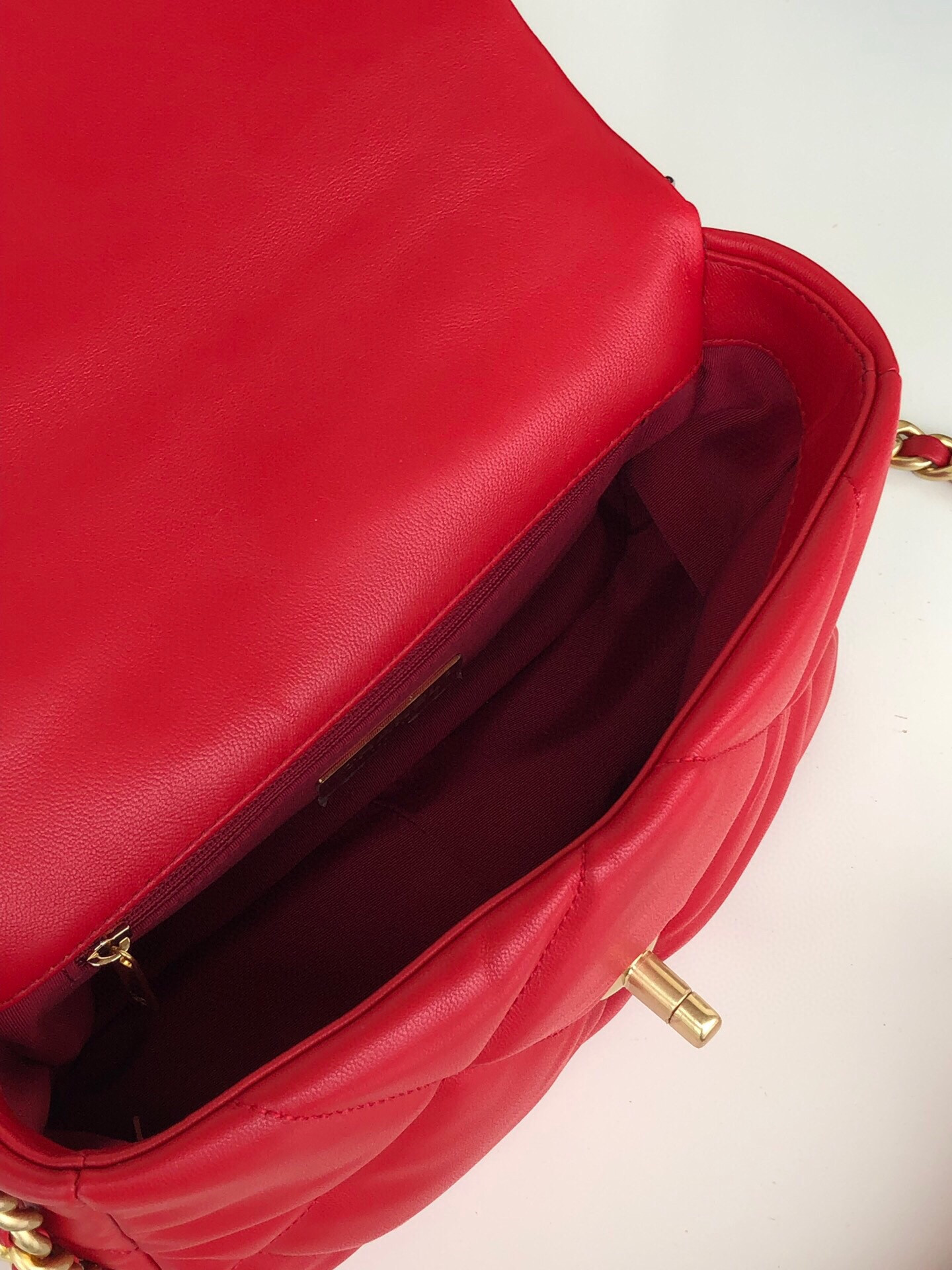 CHANEL 19 HANDBAG Shiny Leather, Gold-Tone, Silver-Tone Ruthenium-Finish Metal Red 6.2 * 10.1 * 3.5 in - Image 9