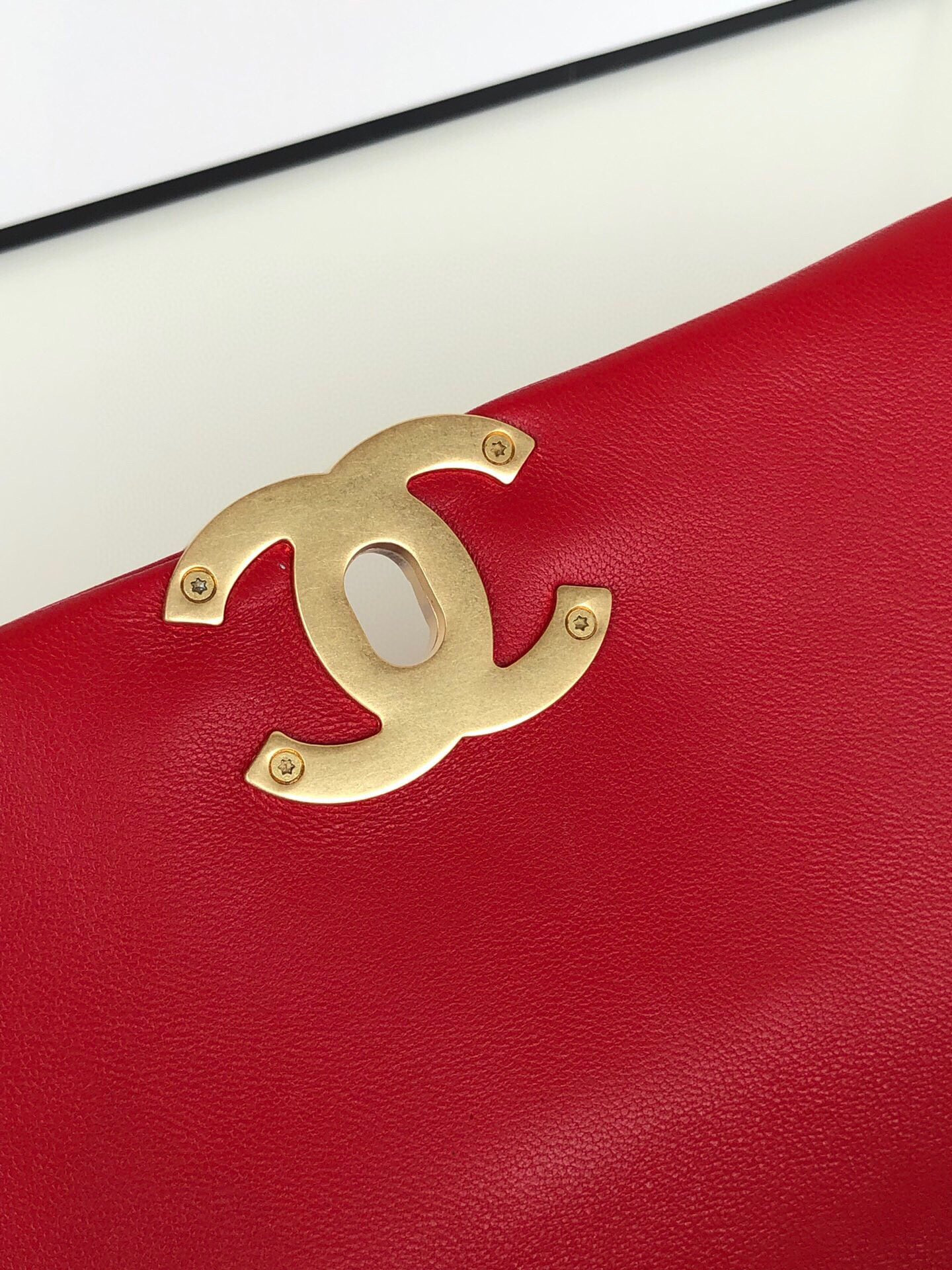CHANEL 19 HANDBAG Shiny Leather, Gold-Tone, Silver-Tone Ruthenium-Finish Metal Red 6.2 * 10.1 * 3.5 in - Image 10