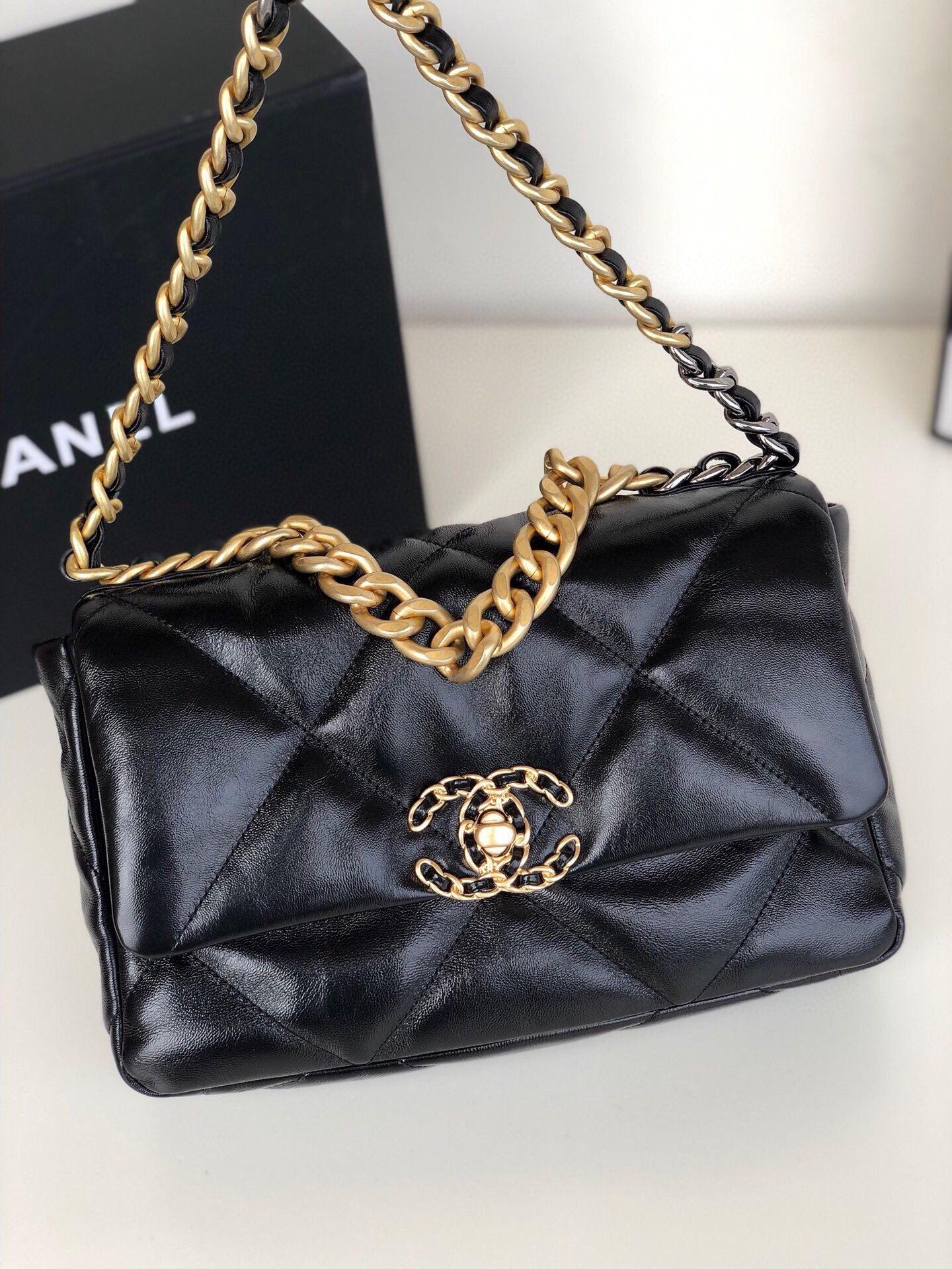 CHANEL 19 HANDBAG Shiny Leather, Gold-Tone, Silver-Tone Ruthenium-Finish Metal Black 6.2 * 10.1 * 3.5 in - Image 5