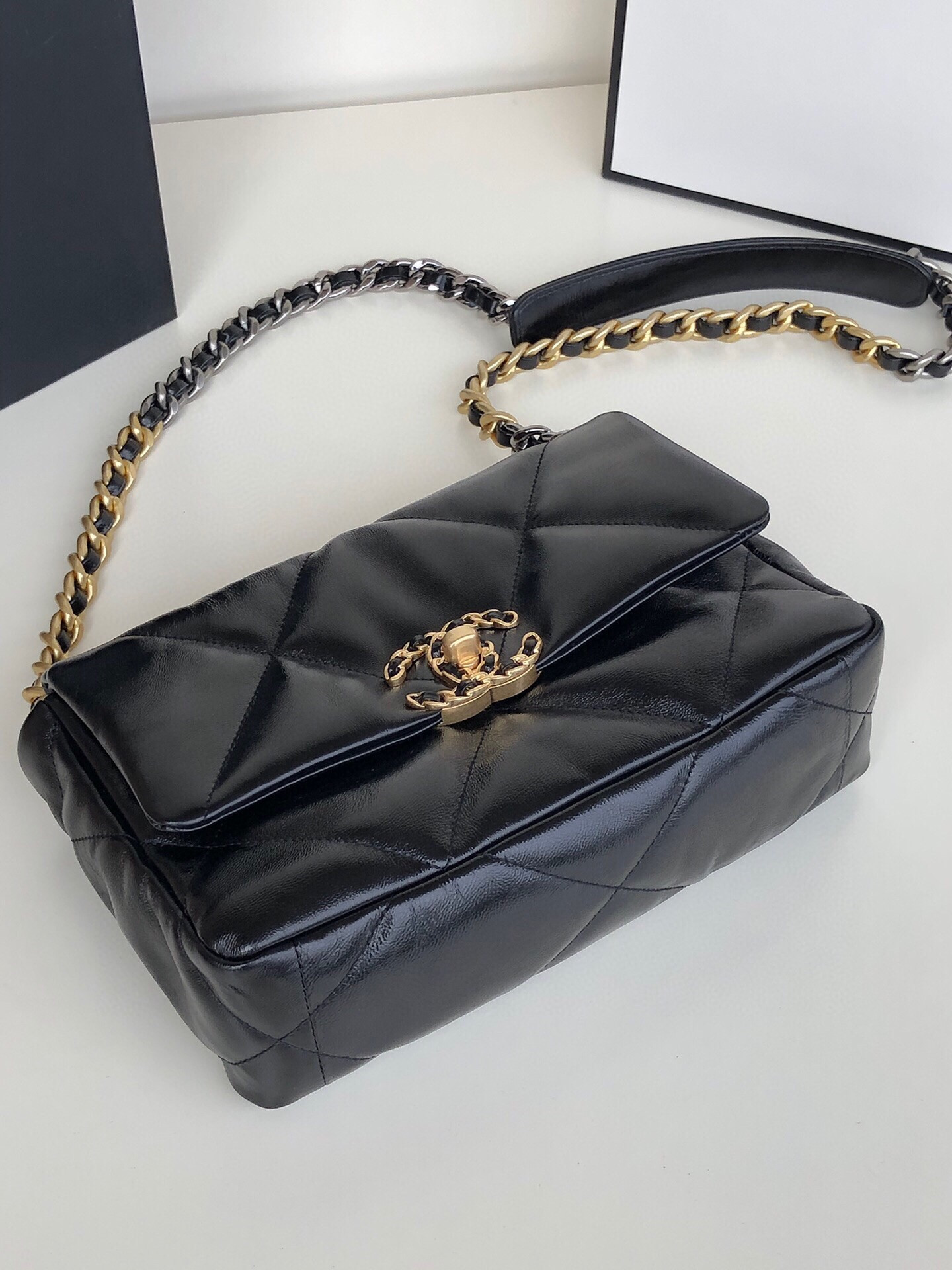 CHANEL 19 HANDBAG Shiny Leather, Gold-Tone, Silver-Tone Ruthenium-Finish Metal Black 6.2 * 10.1 * 3.5 in - Image 7