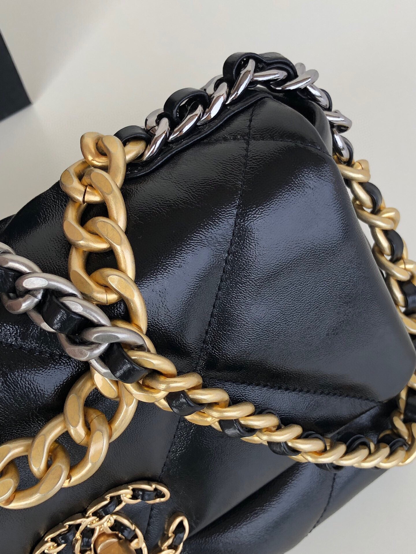 CHANEL 19 HANDBAG Shiny Leather, Gold-Tone, Silver-Tone Ruthenium-Finish Metal Black 6.2 * 10.1 * 3.5 in - Image 10