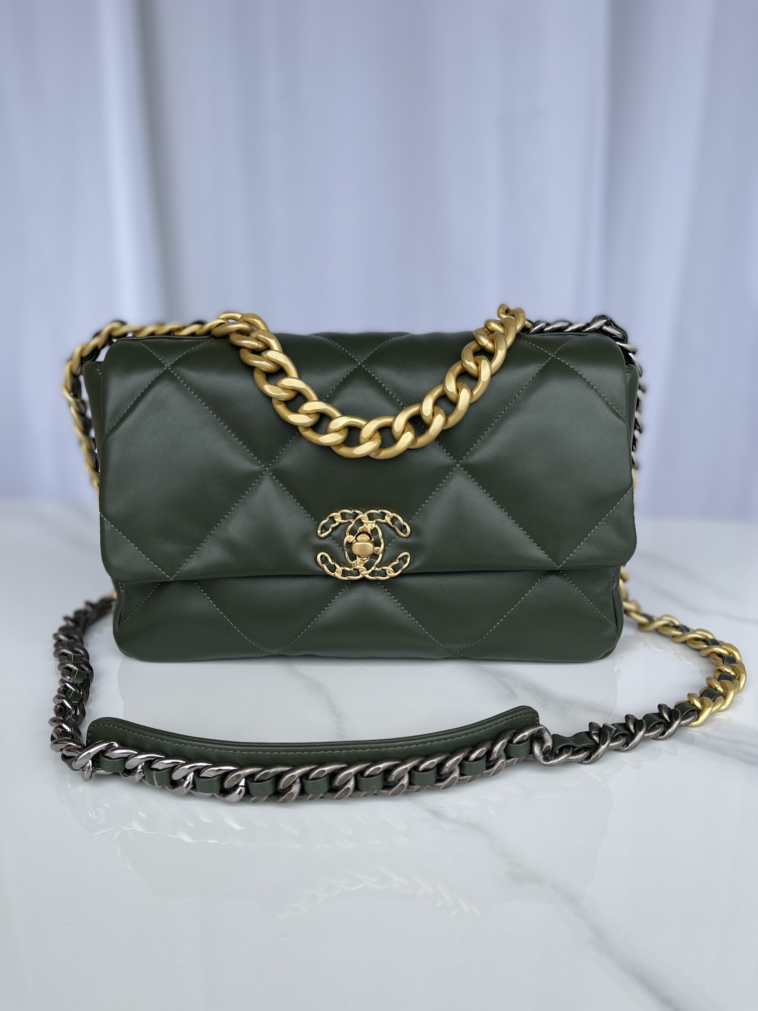 CHANEL 19 LARGE HANDBAG Shiny Leather, Gold-Tone, Silver-Tone Ruthenium-Finish Metal Dark Green 7.8 * 11.7 * 3.9 in