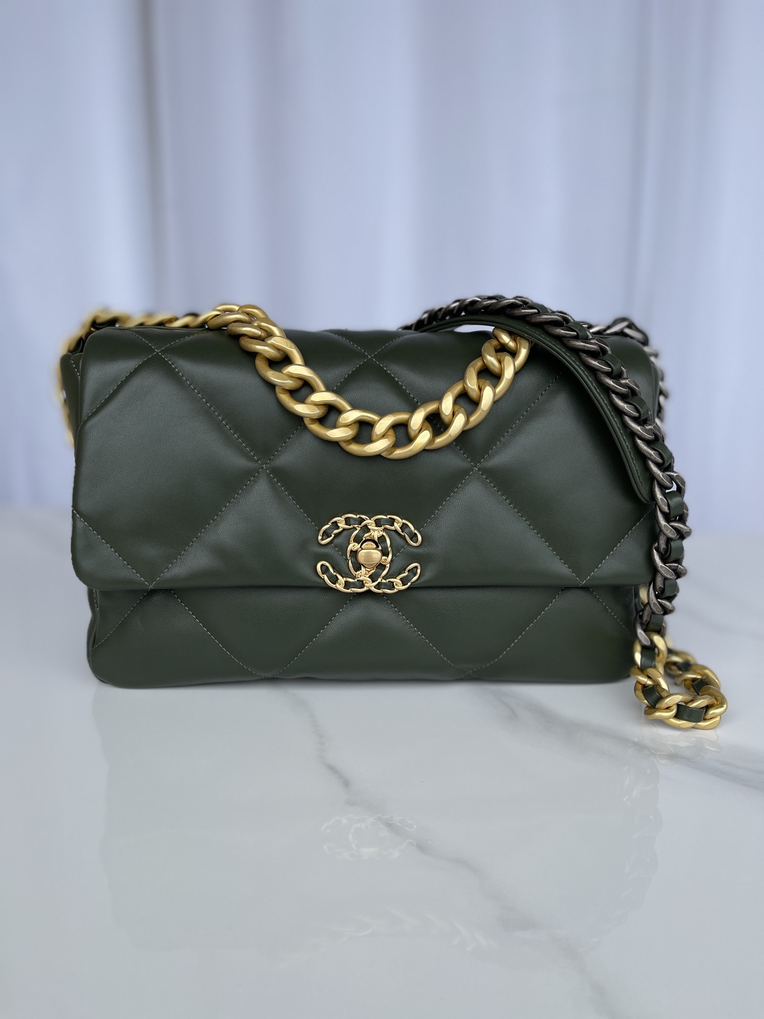 CHANEL 19 LARGE HANDBAG Shiny Leather, Gold-Tone, Silver-Tone Ruthenium-Finish Metal Dark Green 7.8 * 11.7 * 3.9 in - Image 3