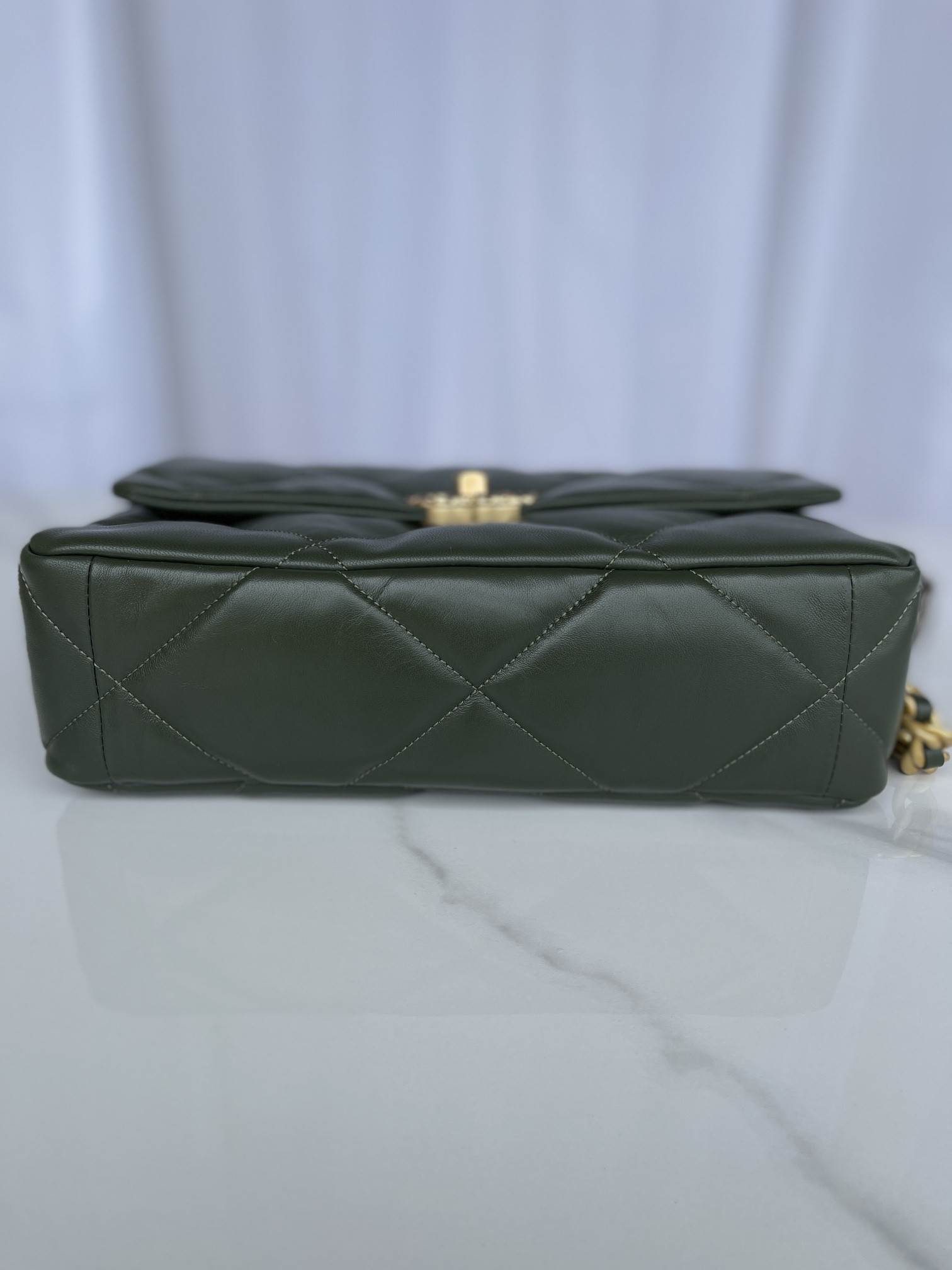 CHANEL 19 LARGE HANDBAG Shiny Leather, Gold-Tone, Silver-Tone Ruthenium-Finish Metal Dark Green 7.8 * 11.7 * 3.9 in - Image 4