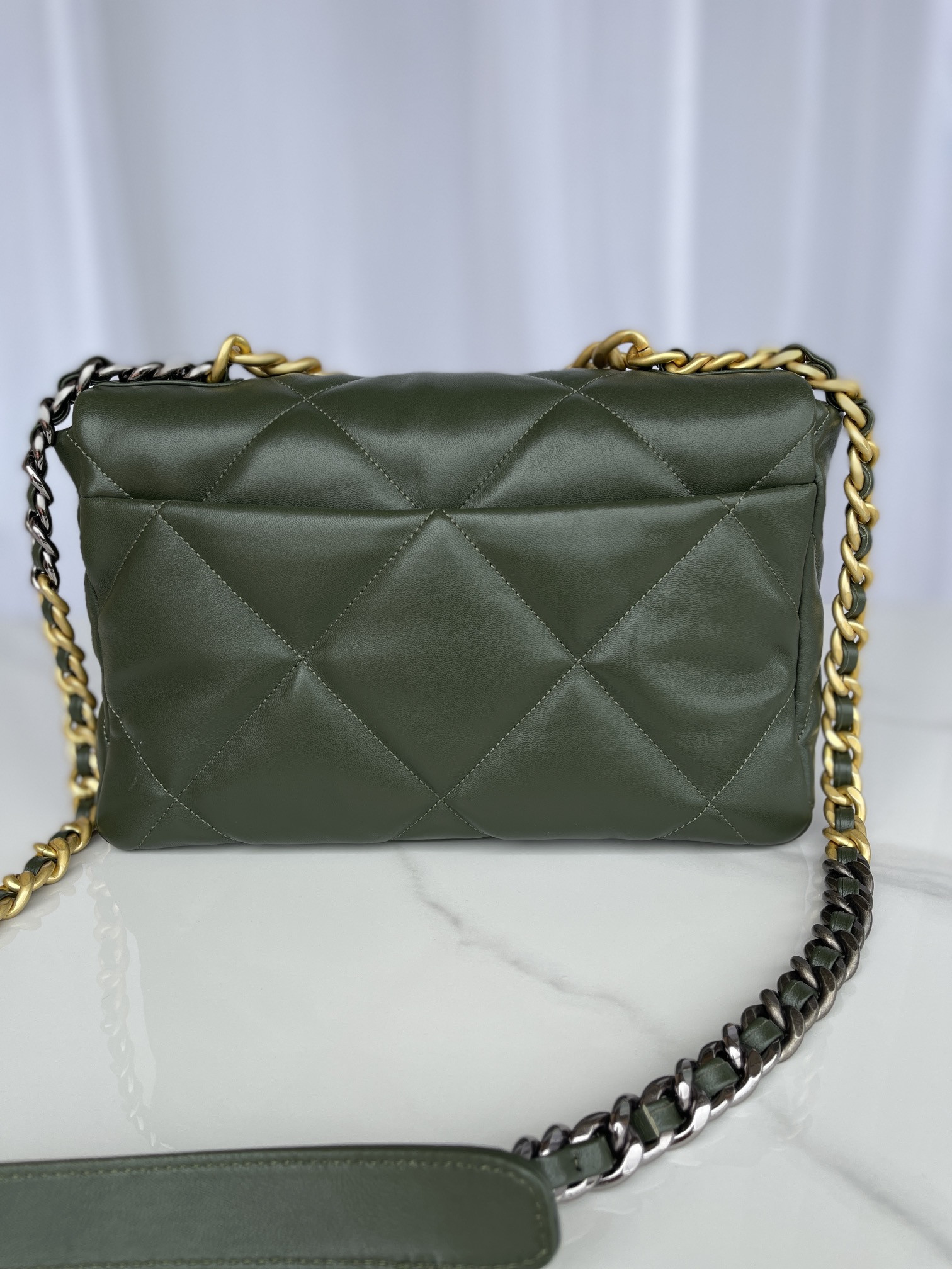 CHANEL 19 LARGE HANDBAG Shiny Leather, Gold-Tone, Silver-Tone Ruthenium-Finish Metal Dark Green 7.8 * 11.7 * 3.9 in - Image 5
