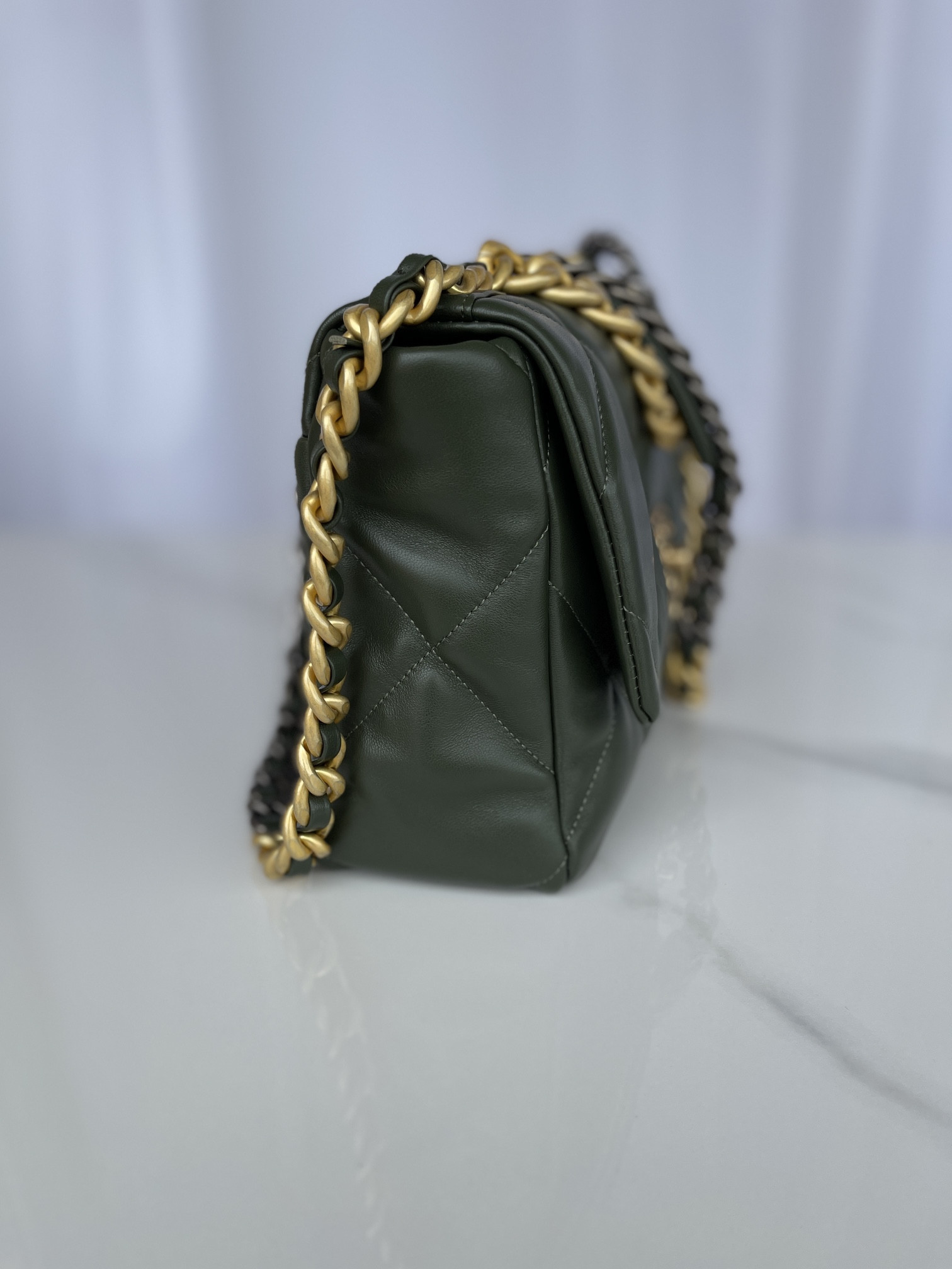 CHANEL 19 LARGE HANDBAG Shiny Leather, Gold-Tone, Silver-Tone Ruthenium-Finish Metal Dark Green 7.8 * 11.7 * 3.9 in - Image 6