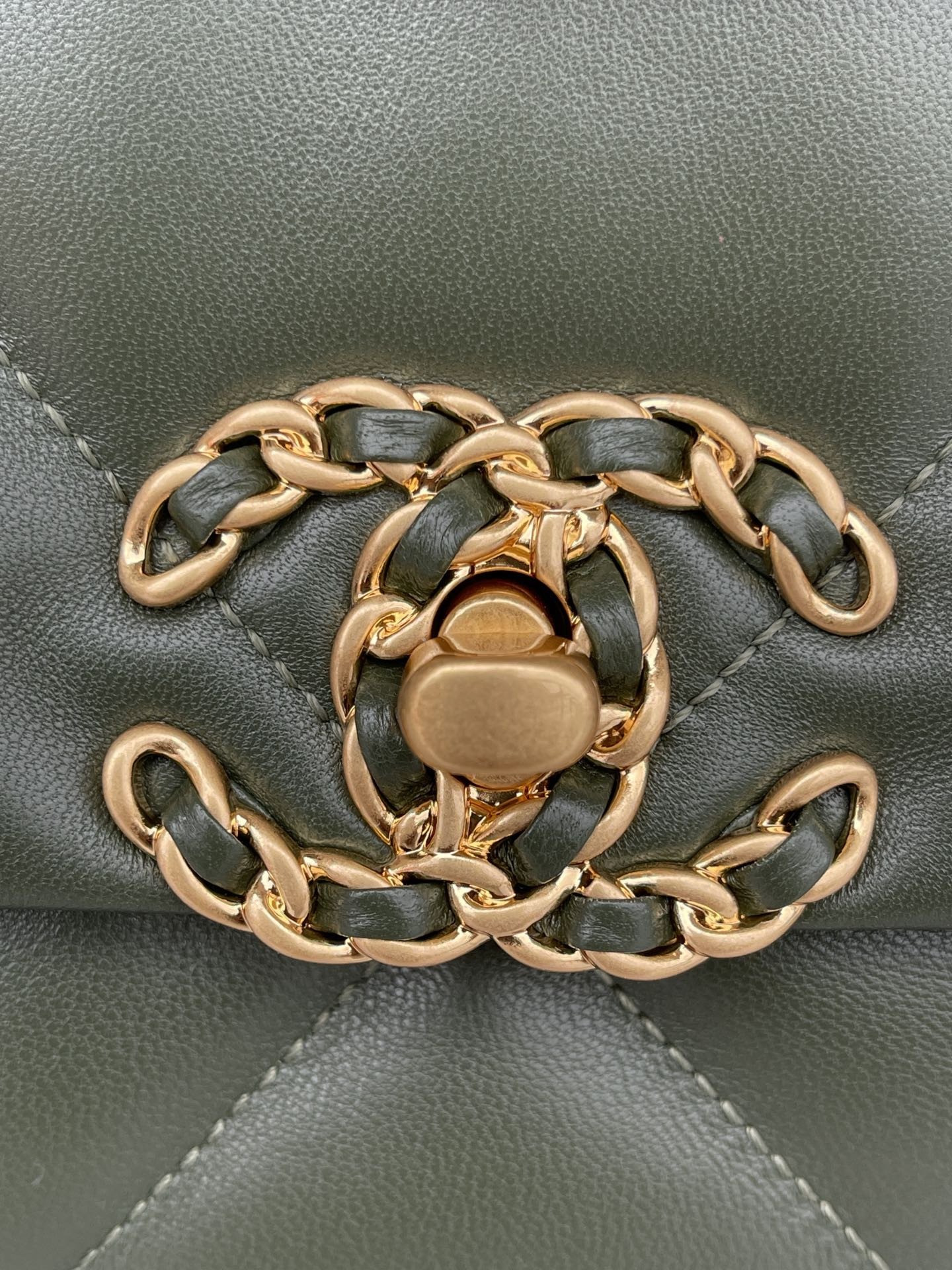 CHANEL 19 LARGE HANDBAG Shiny Leather, Gold-Tone, Silver-Tone Ruthenium-Finish Metal Dark Green 7.8 * 11.7 * 3.9 in - Image 7