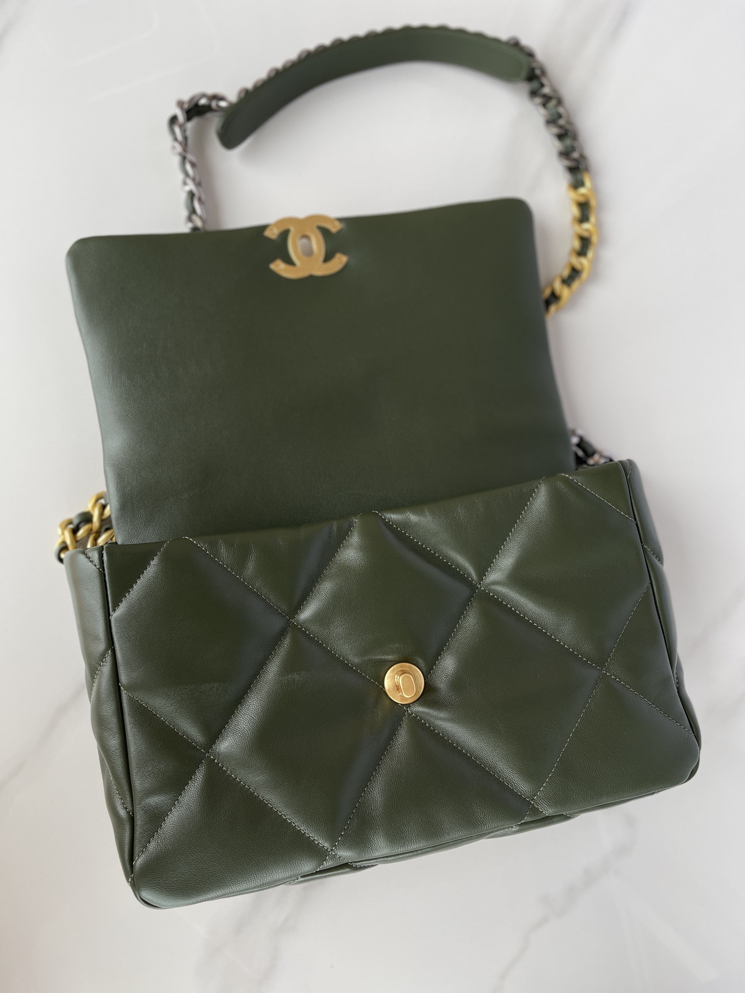 CHANEL 19 LARGE HANDBAG Shiny Leather, Gold-Tone, Silver-Tone Ruthenium-Finish Metal Dark Green 7.8 * 11.7 * 3.9 in - Image 8