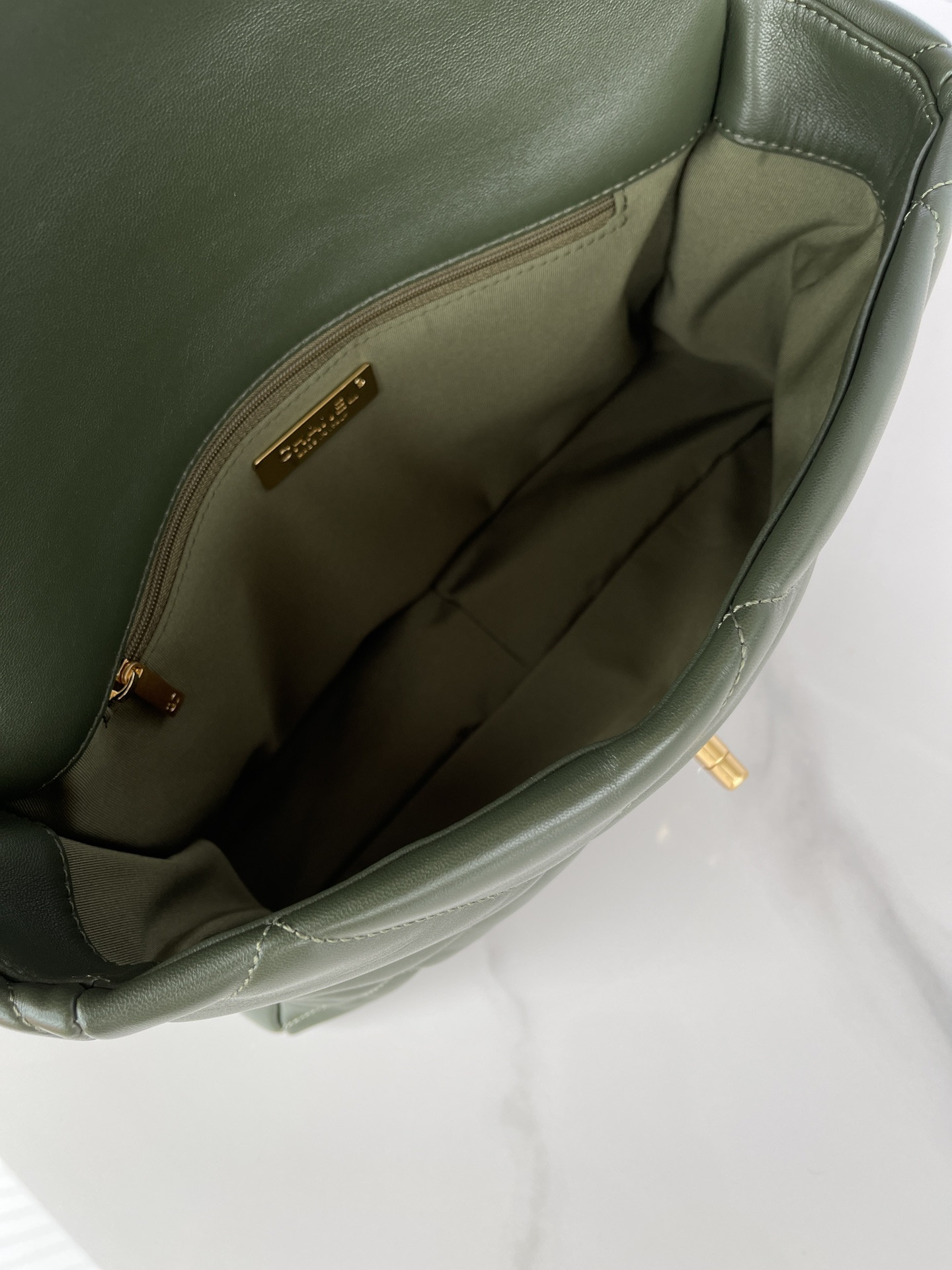 CHANEL 19 LARGE HANDBAG Shiny Leather, Gold-Tone, Silver-Tone Ruthenium-Finish Metal Dark Green 7.8 * 11.7 * 3.9 in - Image 9