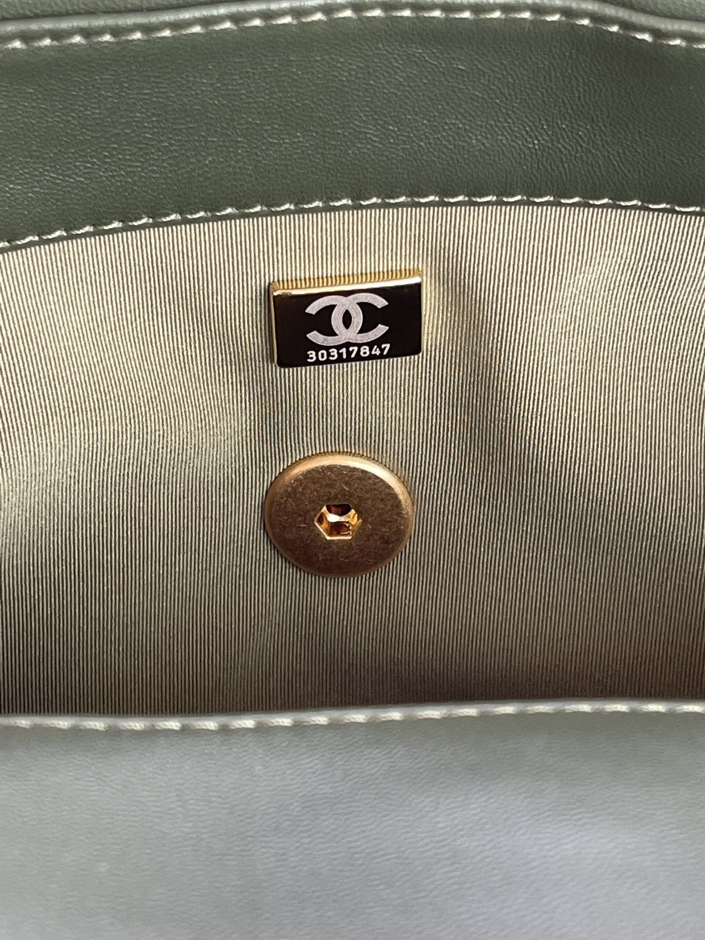 CHANEL 19 LARGE HANDBAG Shiny Leather, Gold-Tone, Silver-Tone Ruthenium-Finish Metal Dark Green 7.8 * 11.7 * 3.9 in - Image 10
