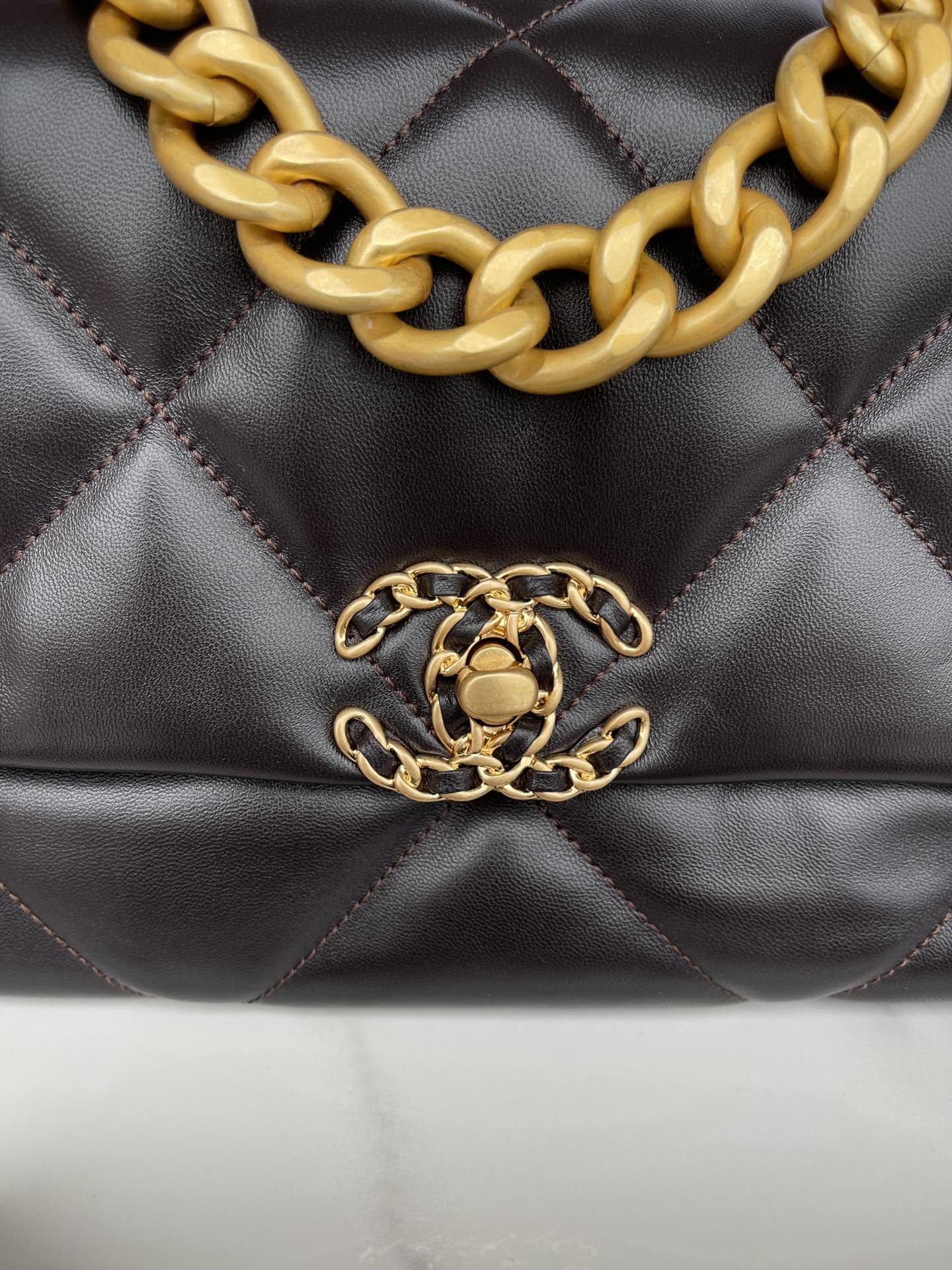 CHANEL 19 LARGE HANDBAG Shiny Leather, Gold-Tone, Silver-Tone Ruthenium-Finish Metal Black 7.8 * 11.7 * 3.9 in - Image 6