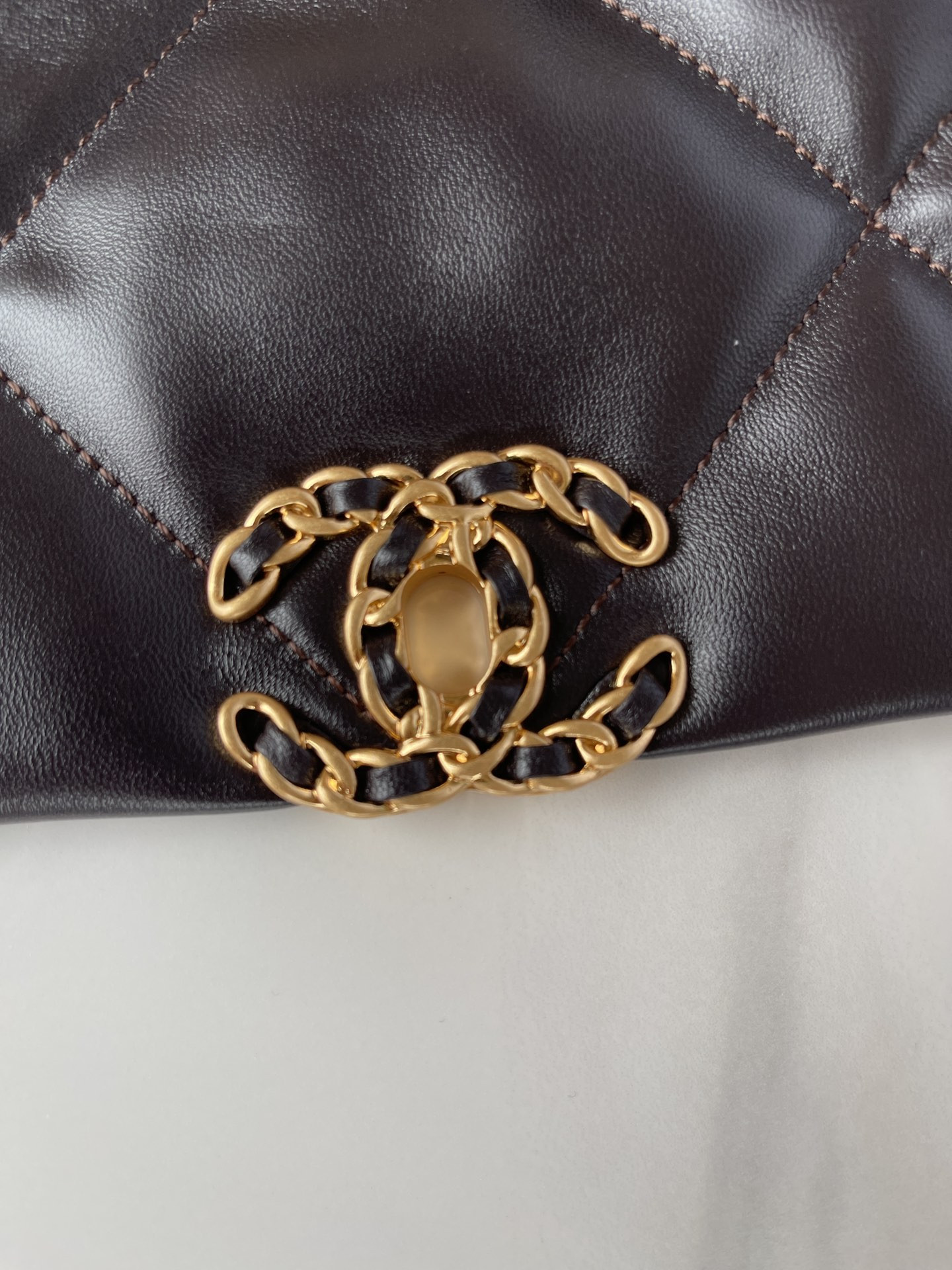 CHANEL 19 LARGE HANDBAG Shiny Leather, Gold-Tone, Silver-Tone Ruthenium-Finish Metal Black 7.8 * 11.7 * 3.9 in - Image 7
