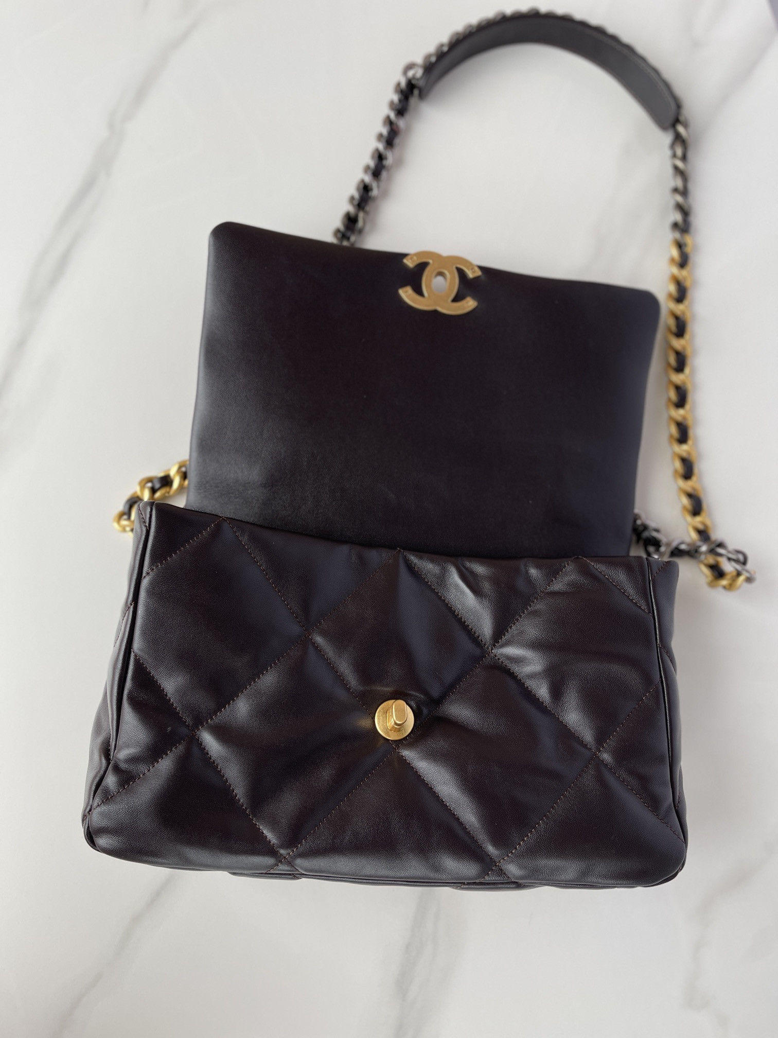 CHANEL 19 LARGE HANDBAG Shiny Leather, Gold-Tone, Silver-Tone Ruthenium-Finish Metal Black 7.8 * 11.7 * 3.9 in - Image 8