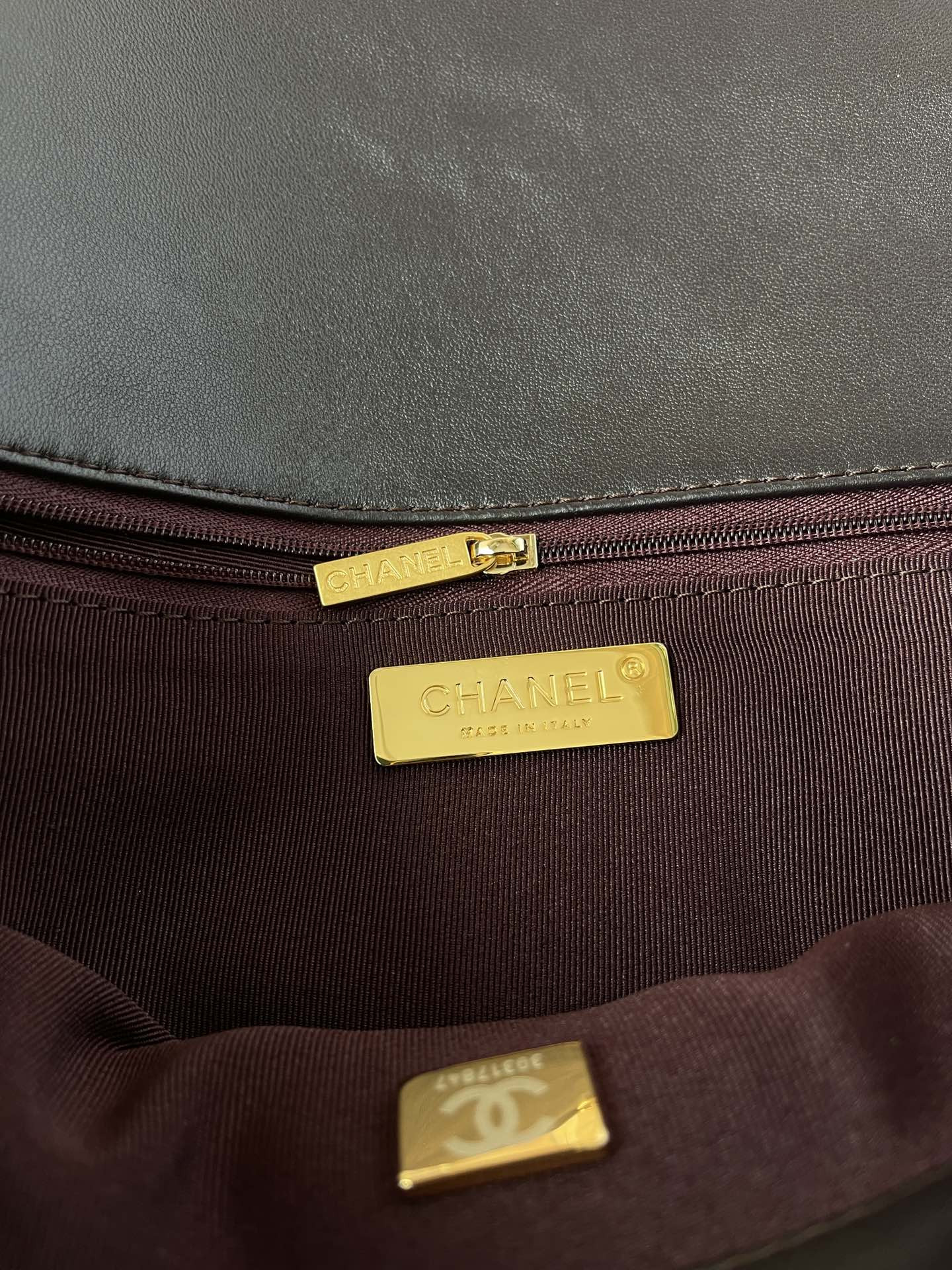 CHANEL 19 LARGE HANDBAG Shiny Leather, Gold-Tone, Silver-Tone Ruthenium-Finish Metal Black 7.8 * 11.7 * 3.9 in - Image 10
