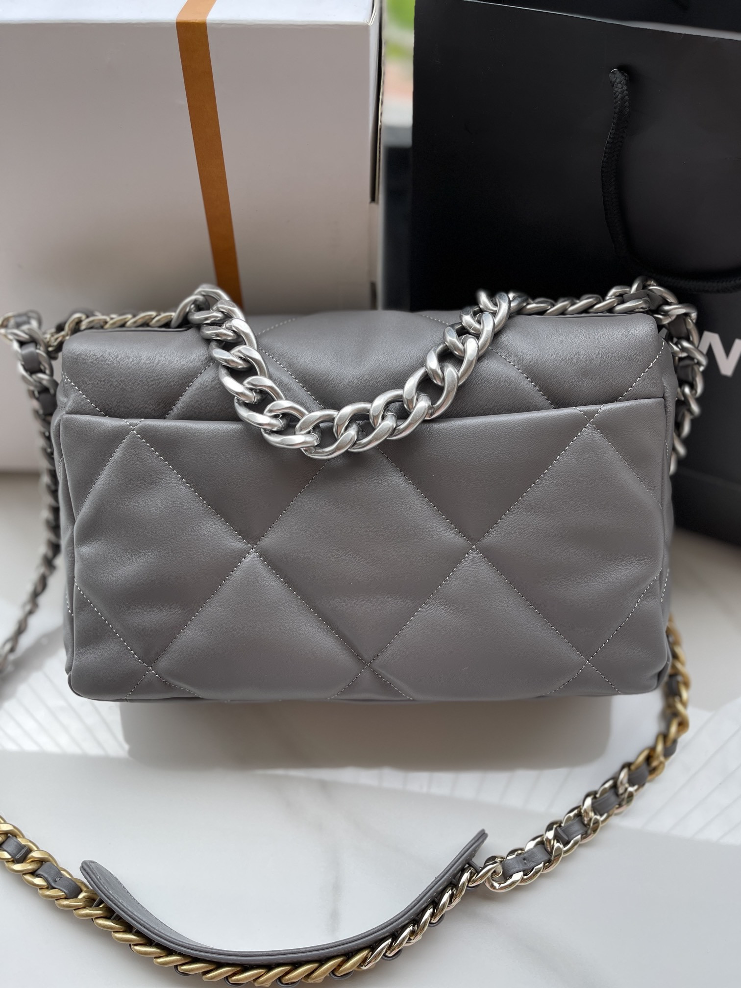 CHANEL 19 LARGE HANDBAG Shiny Leather, Gold-Tone, Silver-Tone Ruthenium-Finish Metal Gray 7.8 * 11.7 * 3.9 in - Image 3