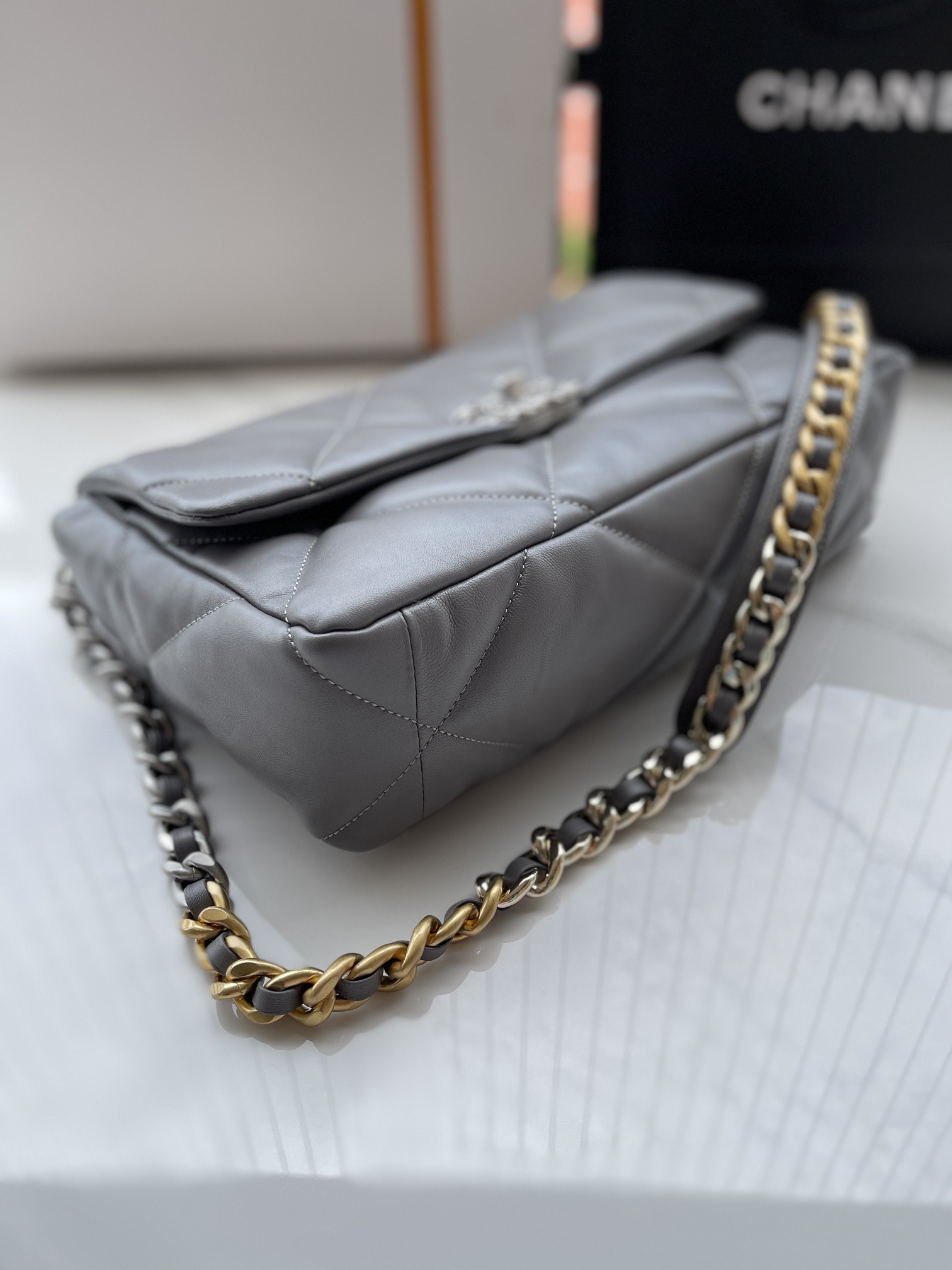 CHANEL 19 LARGE HANDBAG Shiny Leather, Gold-Tone, Silver-Tone Ruthenium-Finish Metal Gray 7.8 * 11.7 * 3.9 in - Image 4