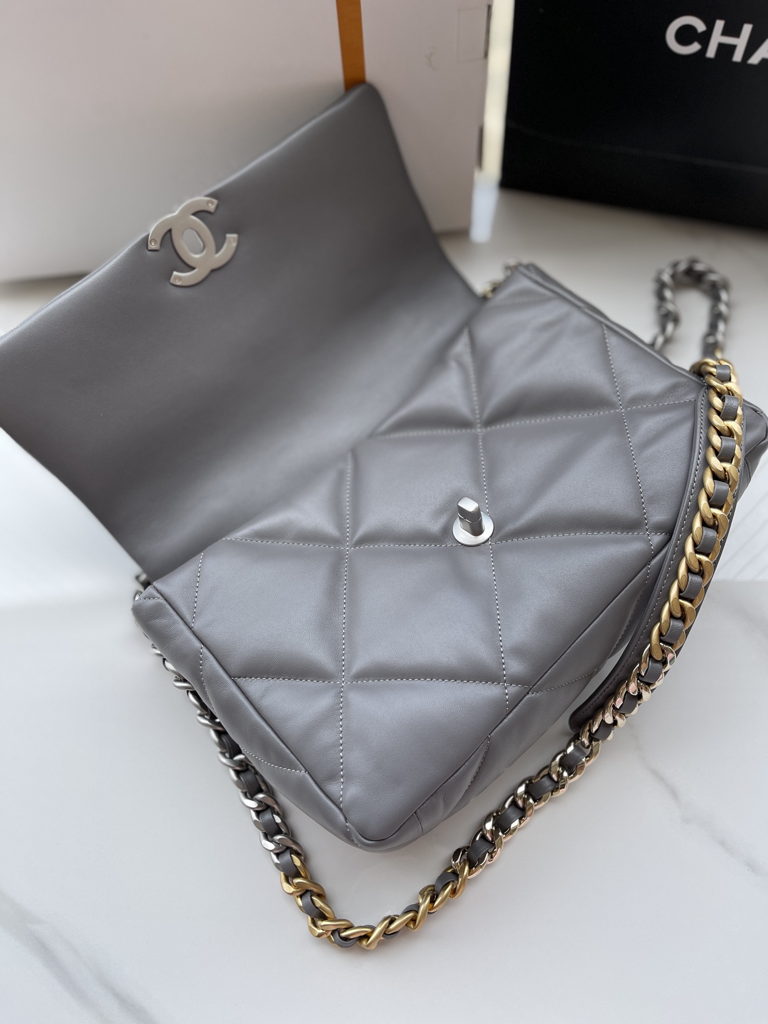 CHANEL 19 LARGE HANDBAG Shiny Leather, Gold-Tone, Silver-Tone Ruthenium-Finish Metal Gray 7.8 * 11.7 * 3.9 in - Image 5