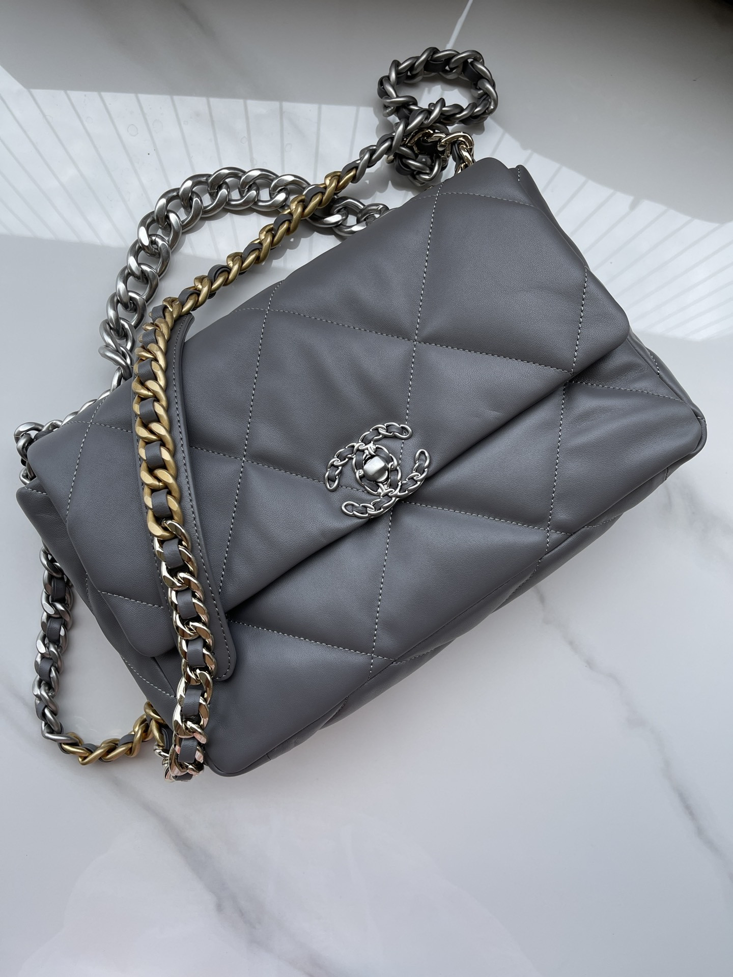 CHANEL 19 LARGE HANDBAG Shiny Leather, Gold-Tone, Silver-Tone Ruthenium-Finish Metal Gray 7.8 * 11.7 * 3.9 in - Image 6