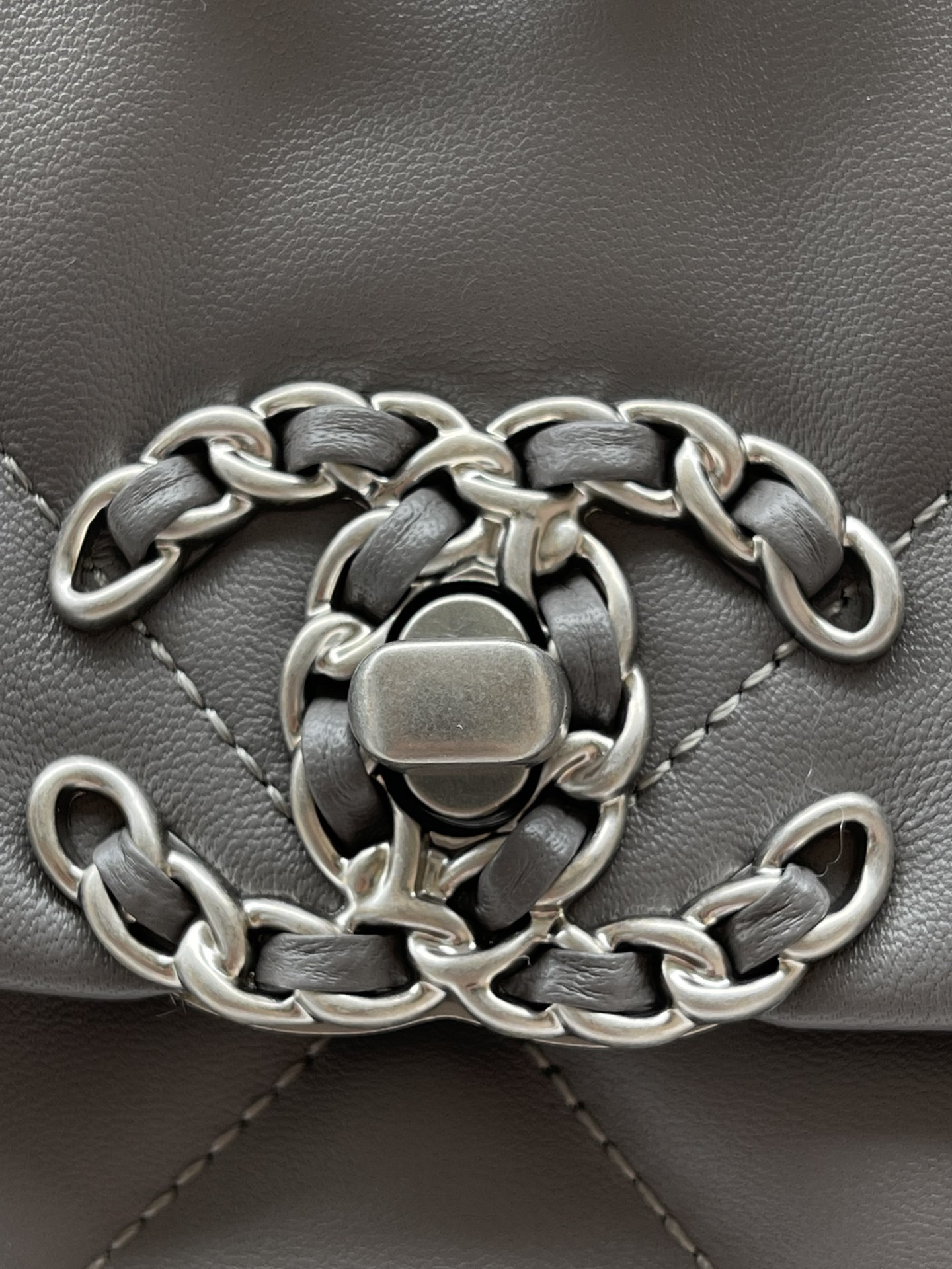 CHANEL 19 LARGE HANDBAG Shiny Leather, Gold-Tone, Silver-Tone Ruthenium-Finish Metal Gray 7.8 * 11.7 * 3.9 in - Image 7