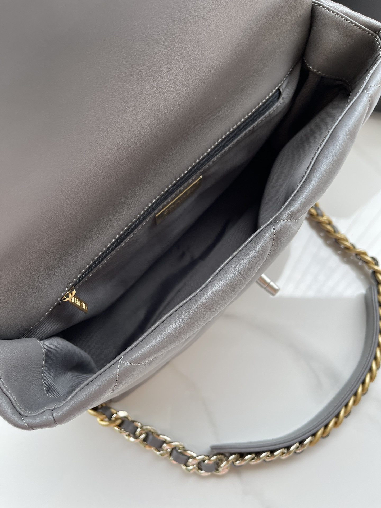 CHANEL 19 LARGE HANDBAG Shiny Leather, Gold-Tone, Silver-Tone Ruthenium-Finish Metal Gray 7.8 * 11.7 * 3.9 in - Image 8