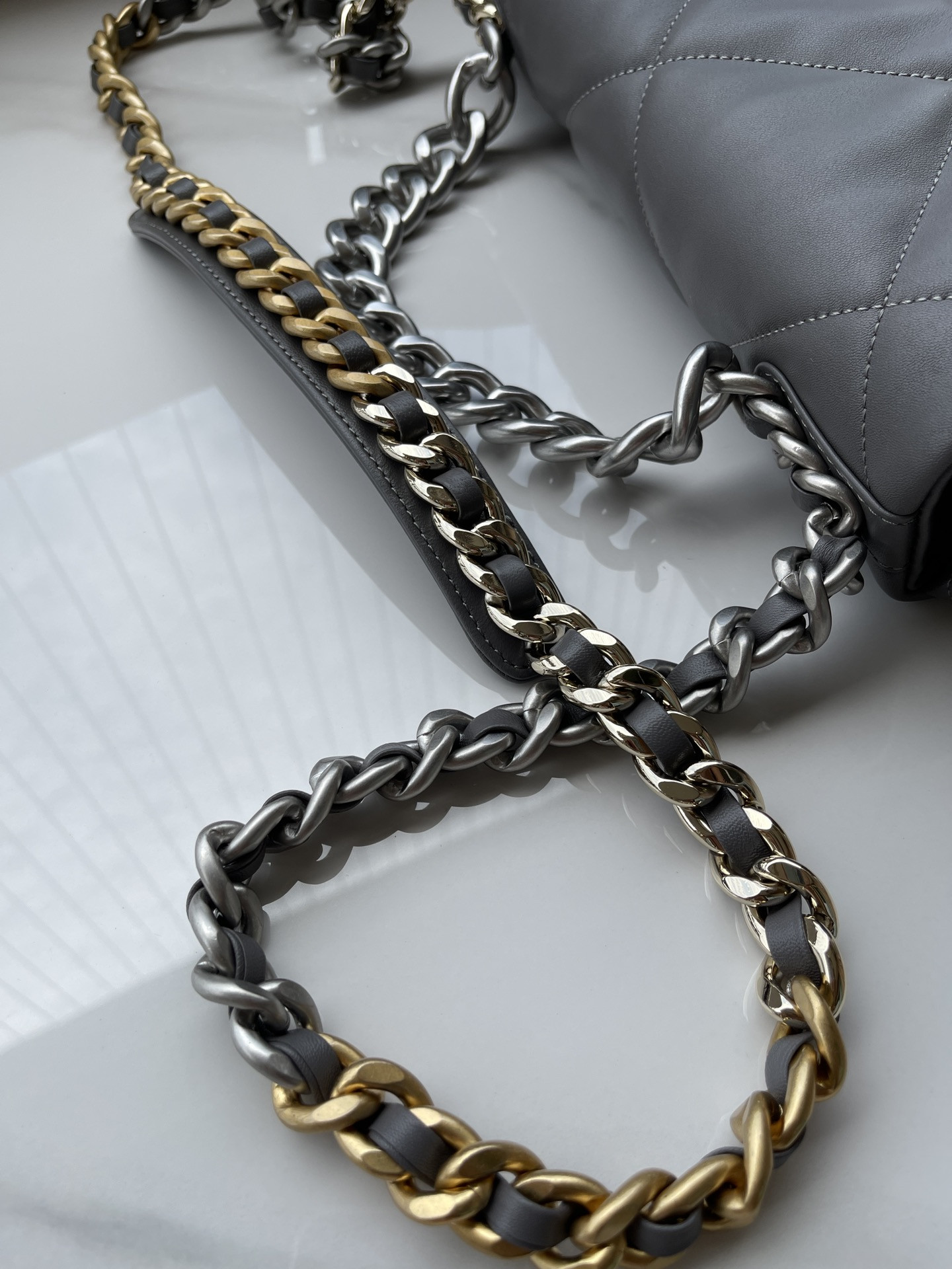 CHANEL 19 LARGE HANDBAG Shiny Leather, Gold-Tone, Silver-Tone Ruthenium-Finish Metal Gray 7.8 * 11.7 * 3.9 in - Image 9