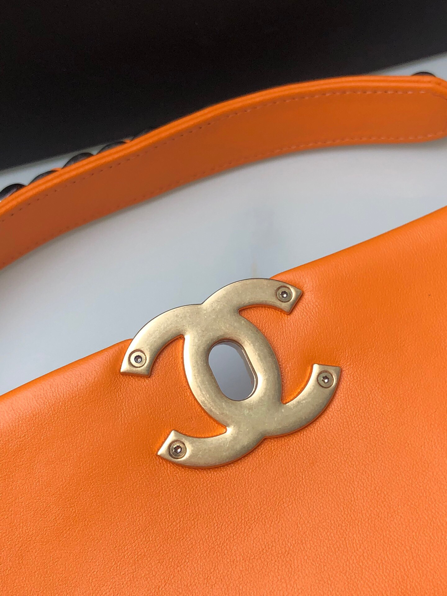 CHANEL 19 LARGE HANDBAG Shiny Leather, Gold-Tone, Silver-Tone Ruthenium-Finish Metal Orange 7.8 * 11.7 * 3.9 in - Image 9