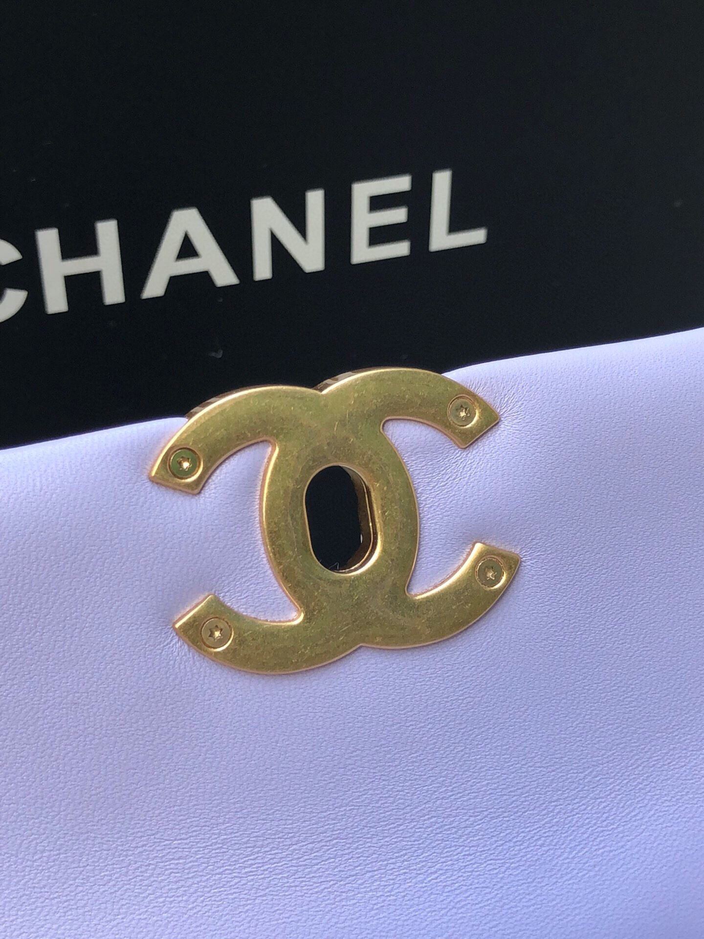 CHANEL 19 LARGE HANDBAG Shiny Leather, Gold-Tone, Silver-Tone Ruthenium-Finish Metal Purple 7.8 * 11.7 * 3.9 in - Image 10
