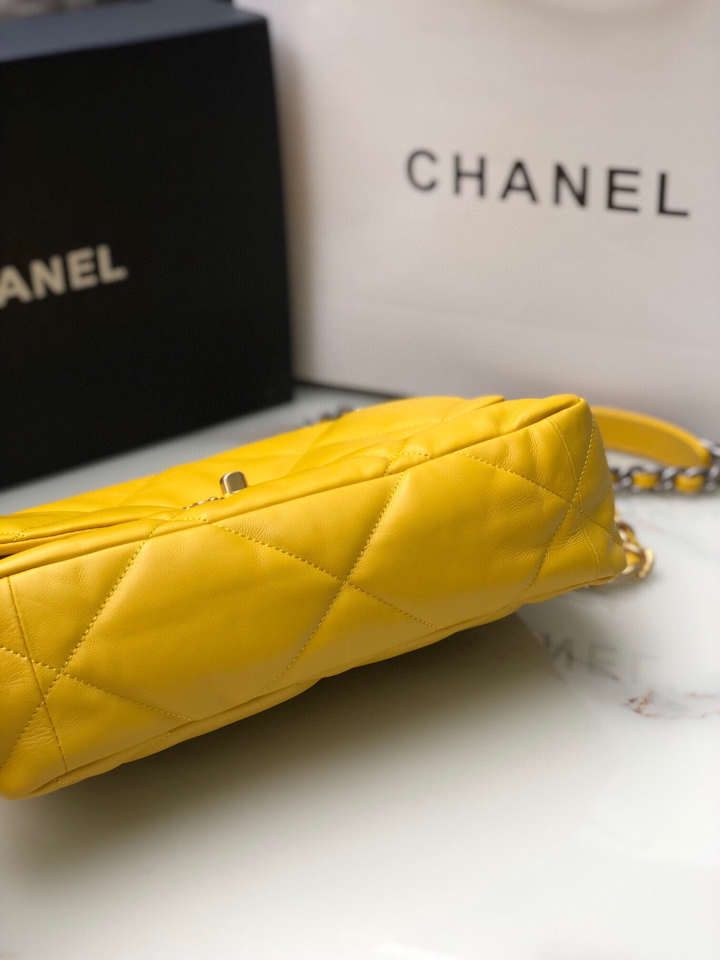 CHANEL 19 LARGE HANDBAG Shiny Leather, Gold-Tone, Silver-Tone Ruthenium-Finish Metal Yellow 7.8 * 11.7 * 3.9 in - Image 7