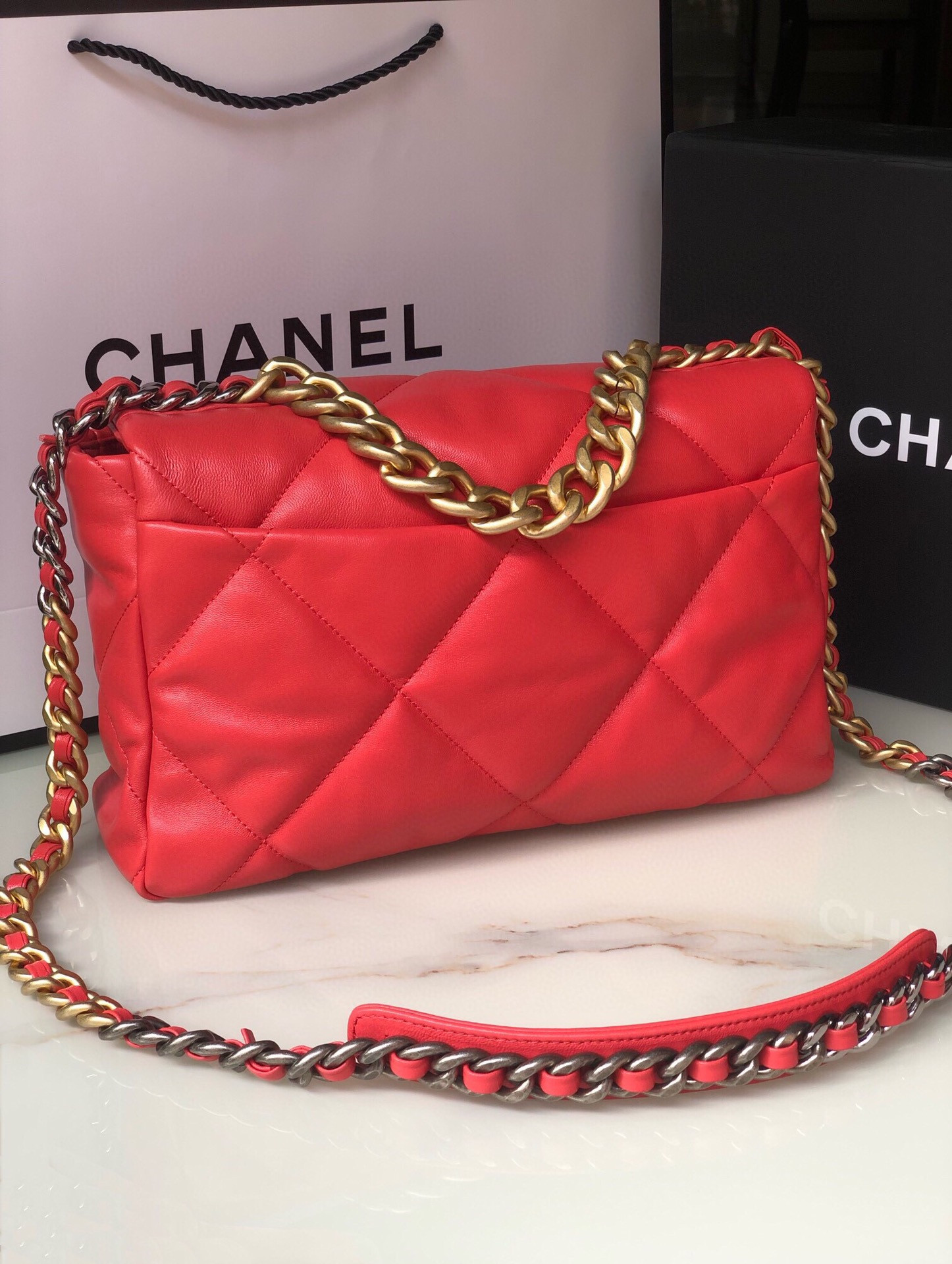 CHANEL 19 LARGE HANDBAG Shiny Leather Red, Gold-Tone, Silver-Tone Ruthenium-Finish Metal 7.8 * 11.7 * 3.9 in - Image 4