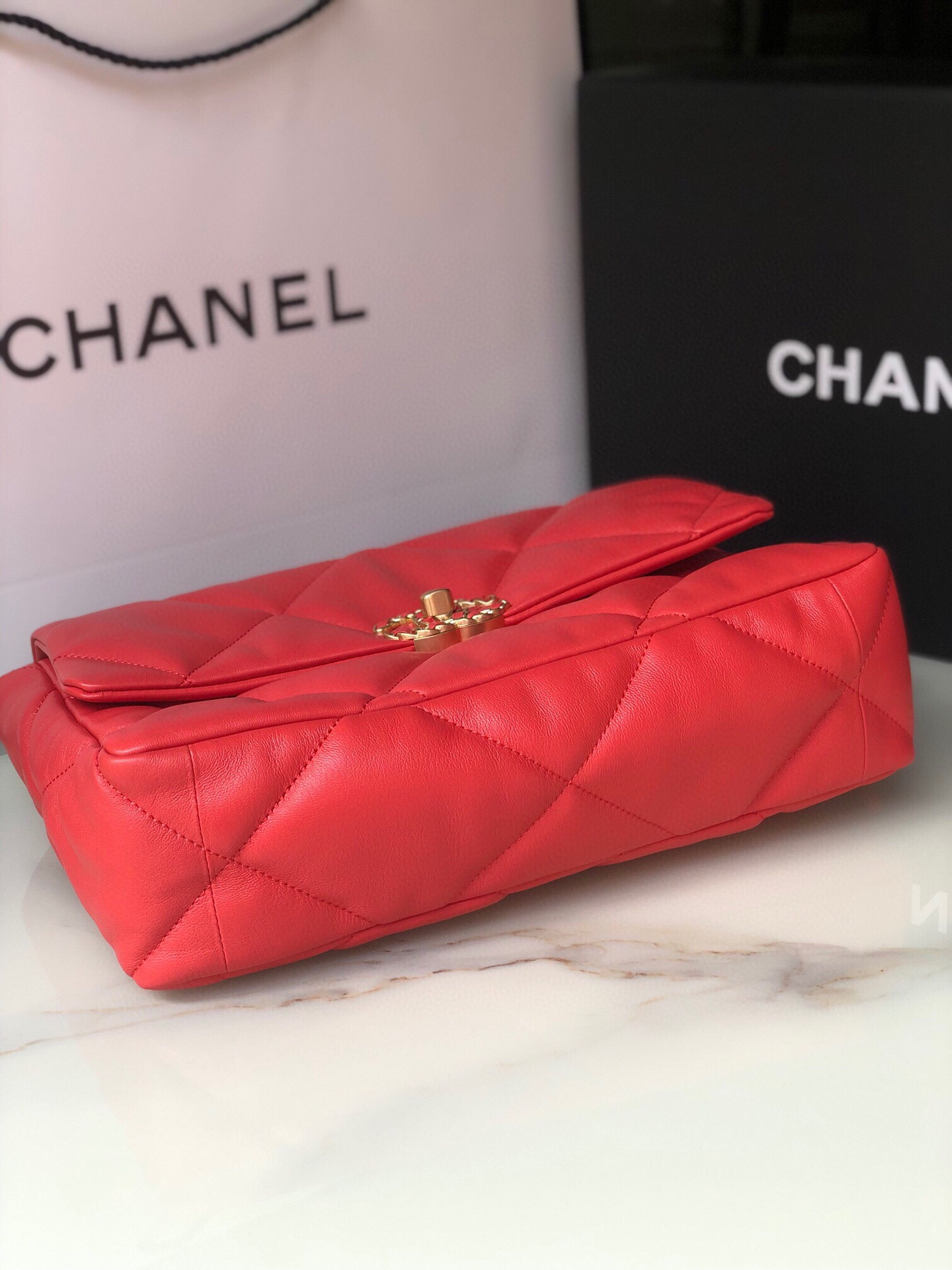 CHANEL 19 LARGE HANDBAG Shiny Leather Red, Gold-Tone, Silver-Tone Ruthenium-Finish Metal 7.8 * 11.7 * 3.9 in - Image 5