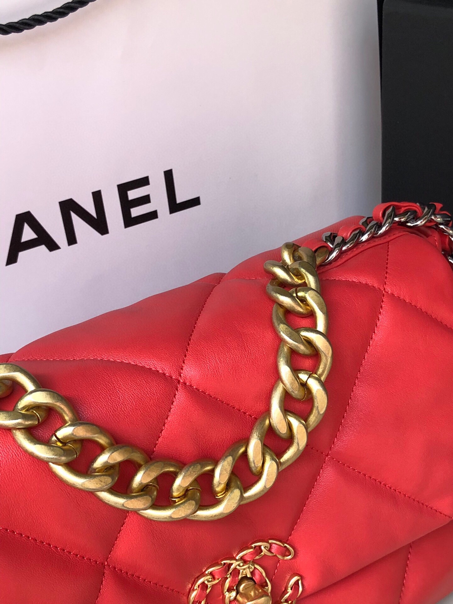 CHANEL 19 LARGE HANDBAG Shiny Leather Red, Gold-Tone, Silver-Tone Ruthenium-Finish Metal 7.8 * 11.7 * 3.9 in - Image 7